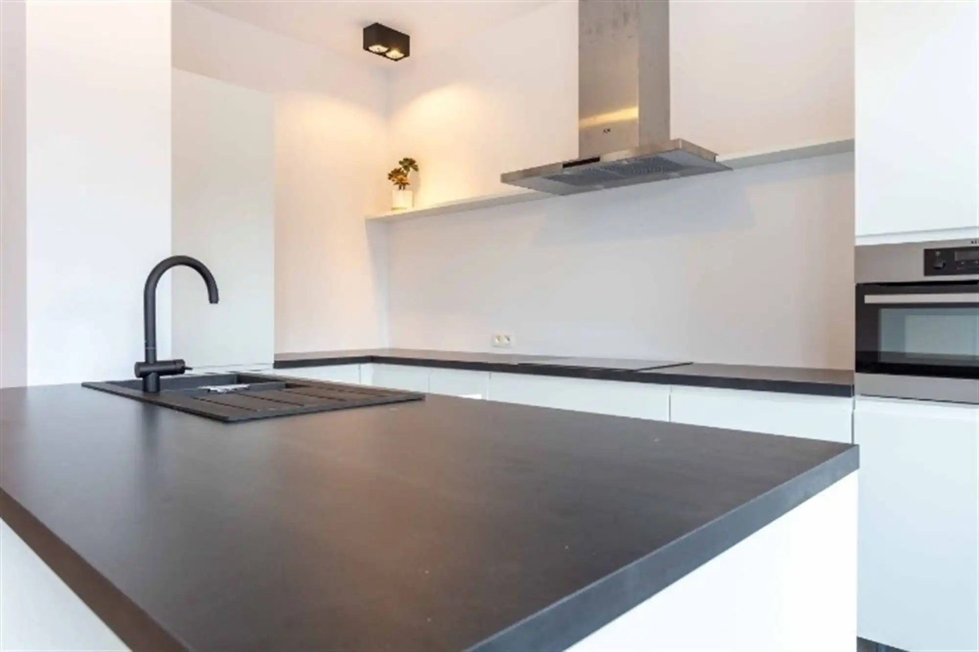 Gerenoveerd 2-slpk appartement nabij Rivierenhof foto 9