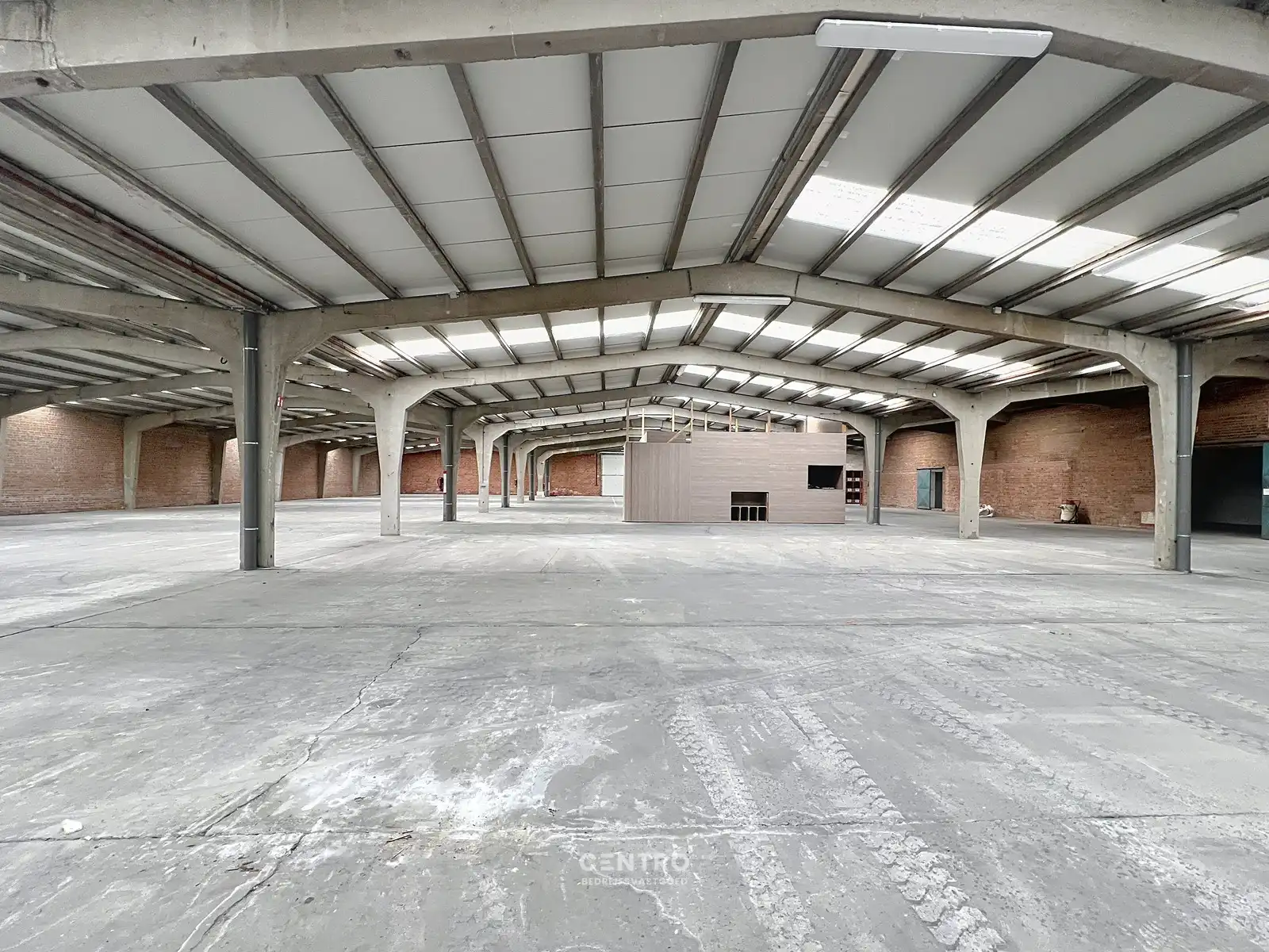 Magazijn van 2.400 m², extra parking en geïntegreerde kantoorruimte in nabijheid van vele baanwinkels vlak bij de RING van Poperinge ! foto 13