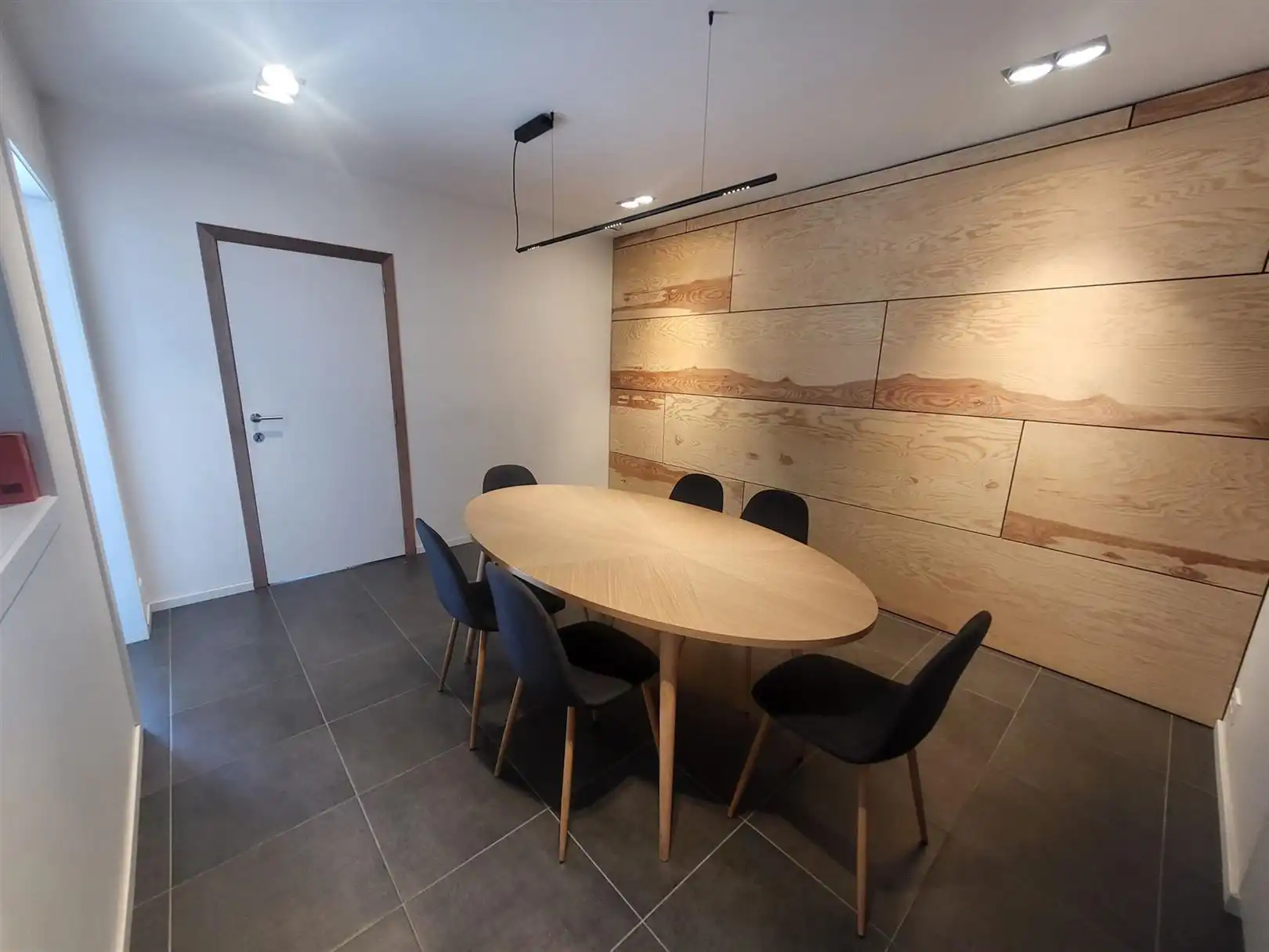 Kantoorruimte op terrein AKMO II langsheen E34 (gelijkvloers) foto 8