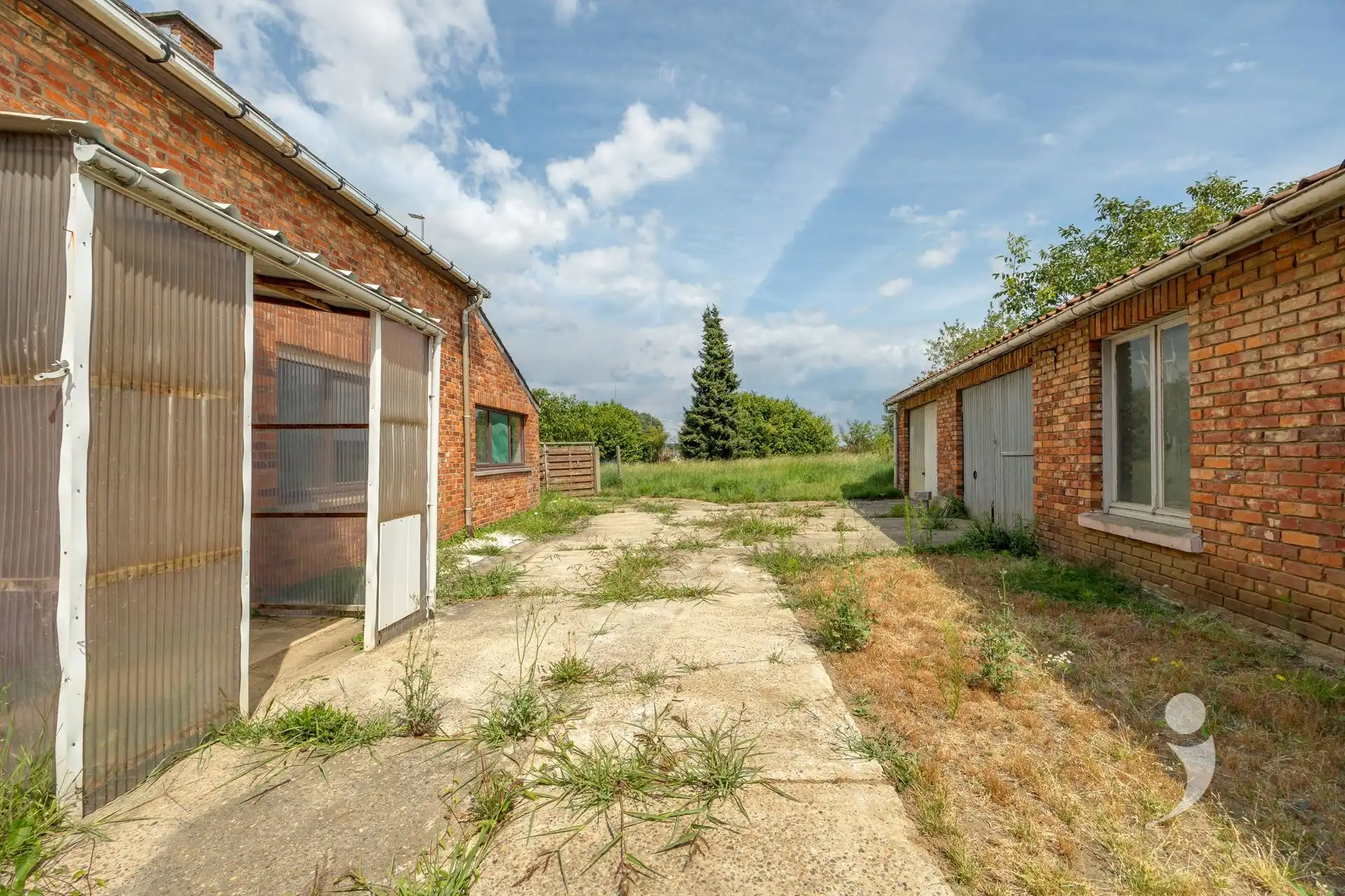 Te renoveren woning met veel potentiëel foto 23