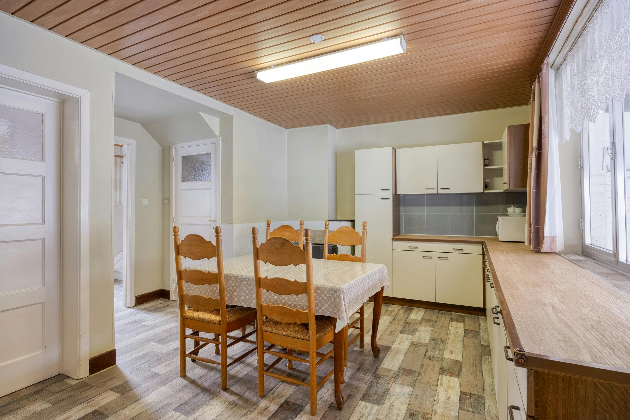 Te renoveren woning met zonnige tuin in Genk foto 6