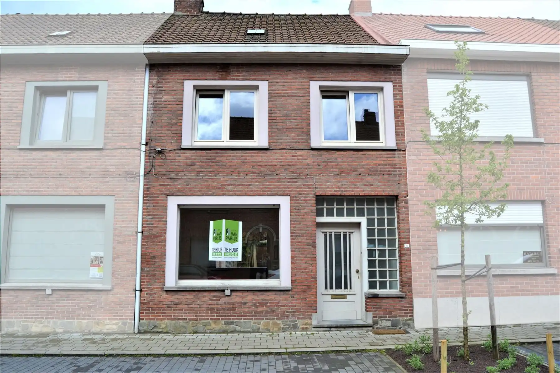 Ruime woning met drie slaapkamers en grote garage foto {{pictureIndex}}