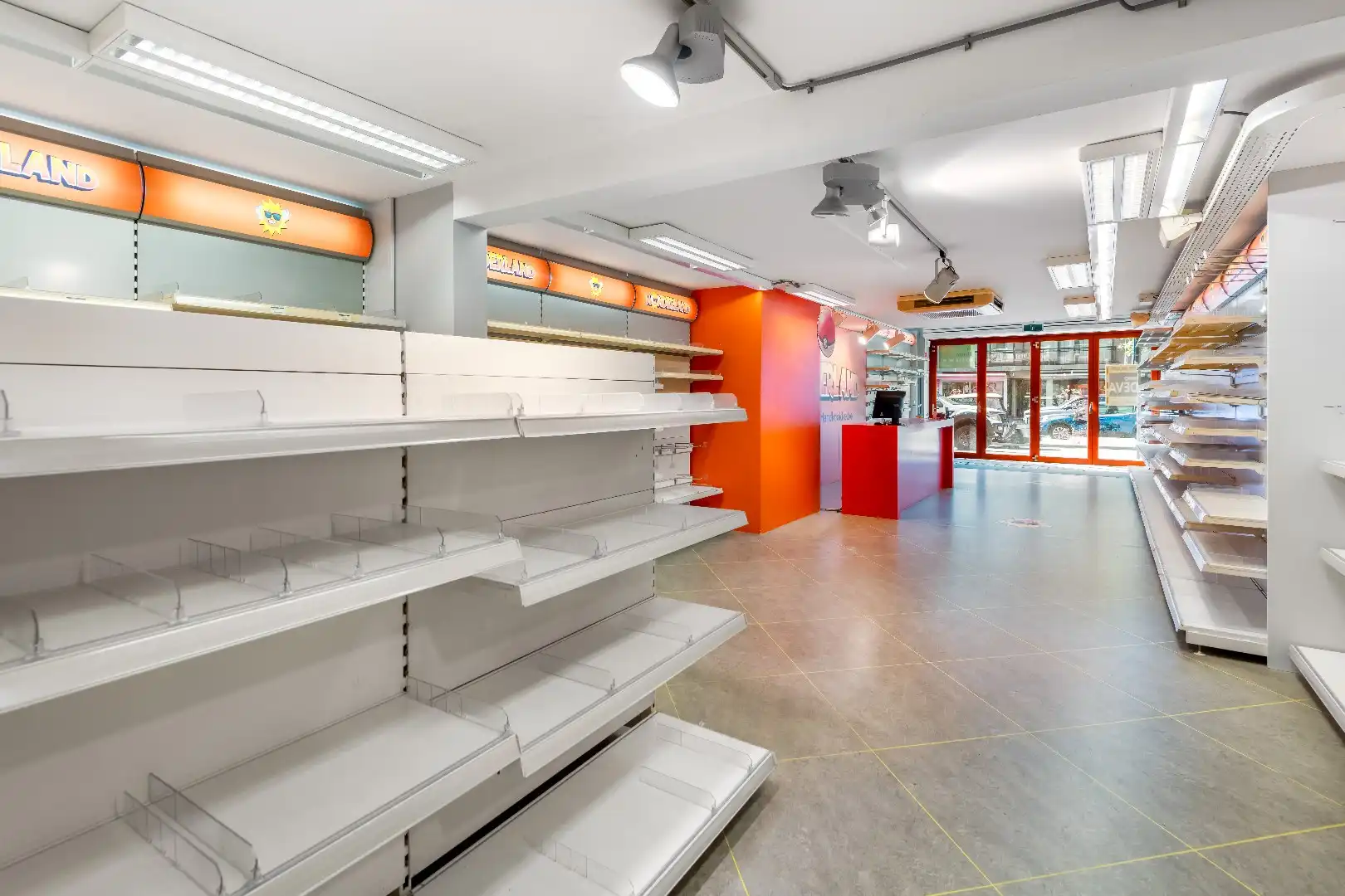 Uitstekend gelegen handelspand te huur op de Lippenslaan in Knokke, met een uitzonderlijke gevelbreedte van 12 meter. foto 3