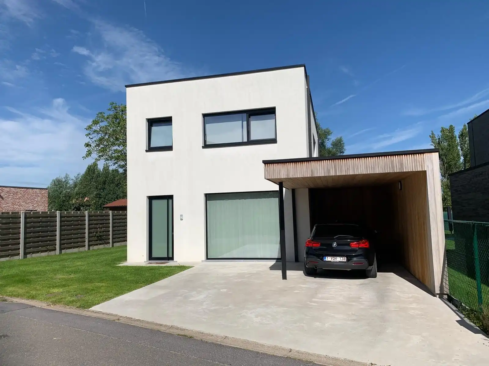 Moderne alleenstaande nieuwbouw met tuin foto {{pictureIndex}}