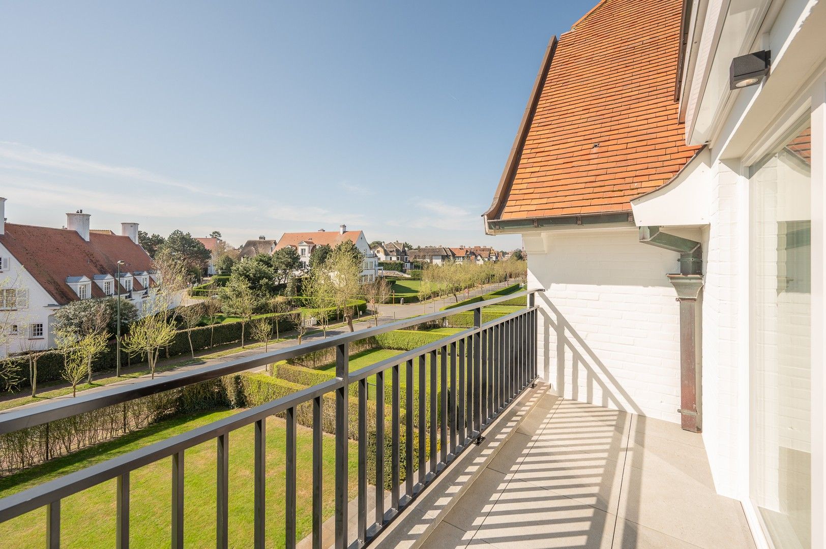 Subliem gerenoveerd hoekappartement met een schitterend zicht op de villa's van het Zoute. foto 5