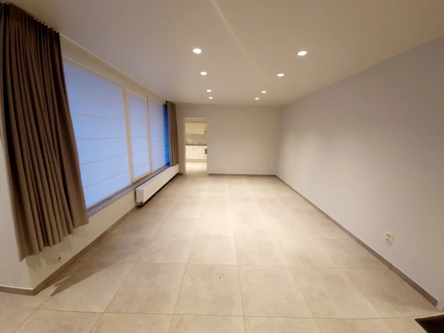 ZEER RUIM TWEE SLAAPKAMER APPARTEMENT OP HET GELIJKVLOERS foto 2