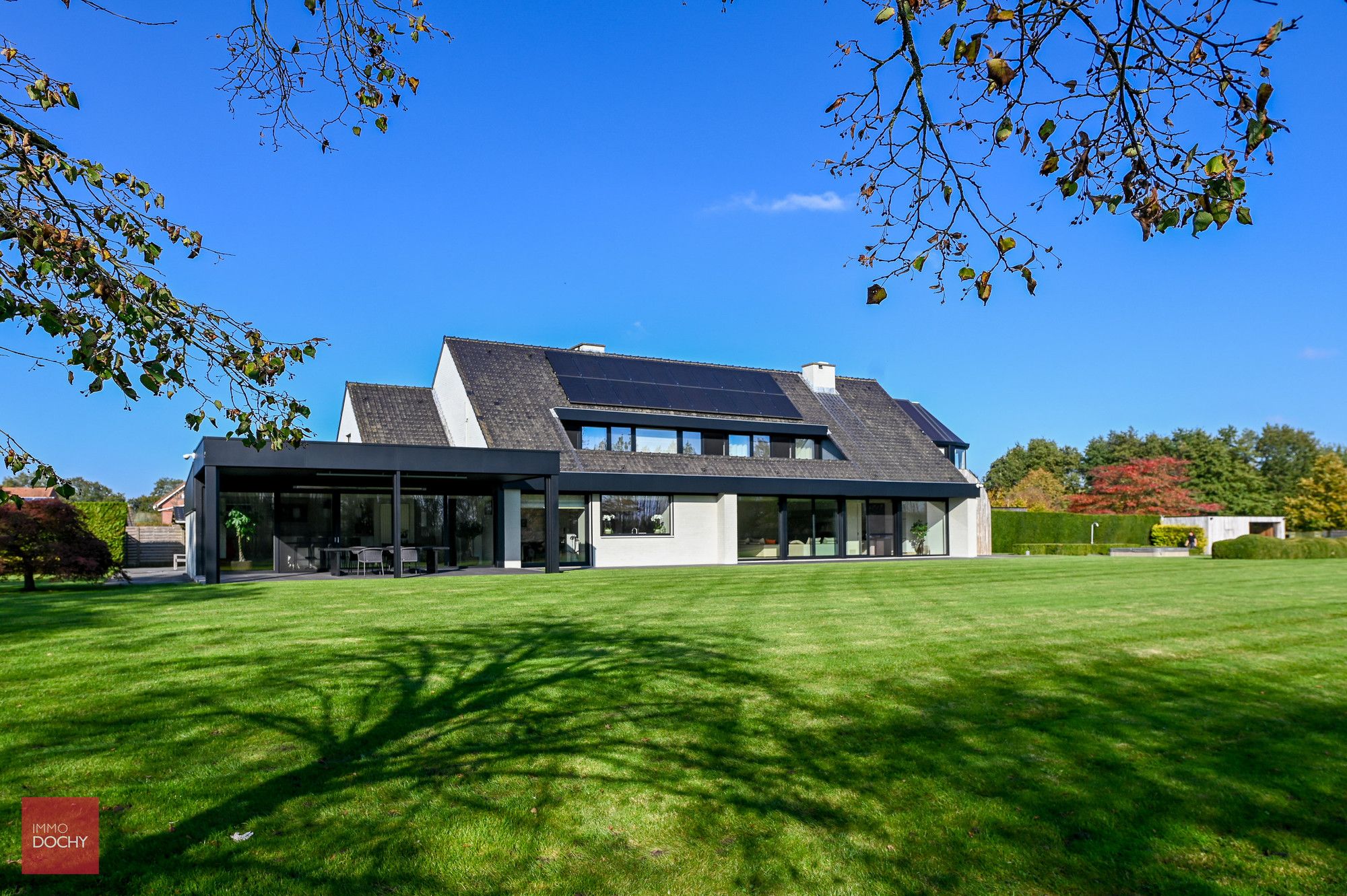 Instapklaar villa-landhuis met uniek groen landschap te Gullegem foto 2