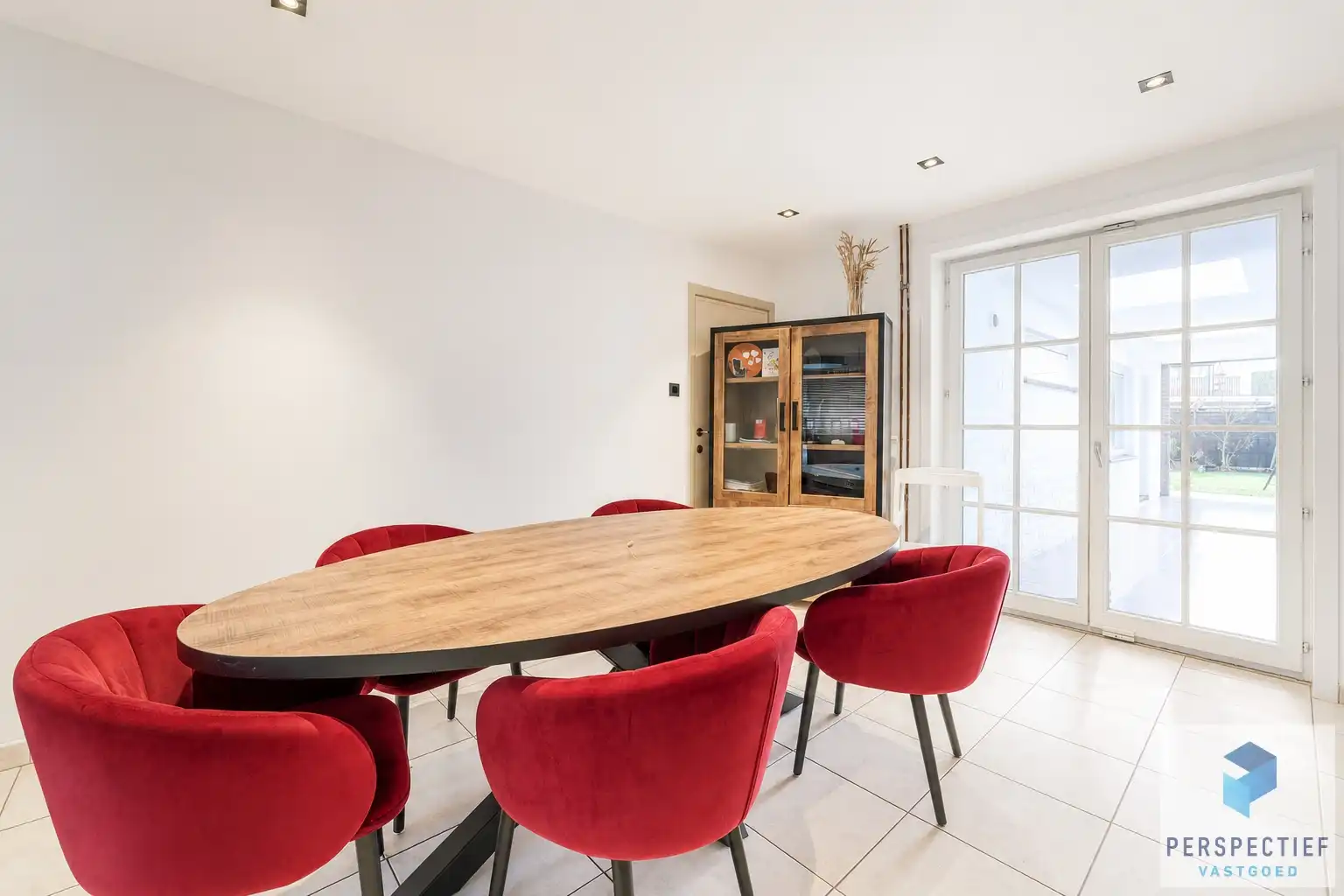 Vernieuwde woning met 4 slpk - garage & tuin in het dorpscentrum van Ramskapelle foto 5