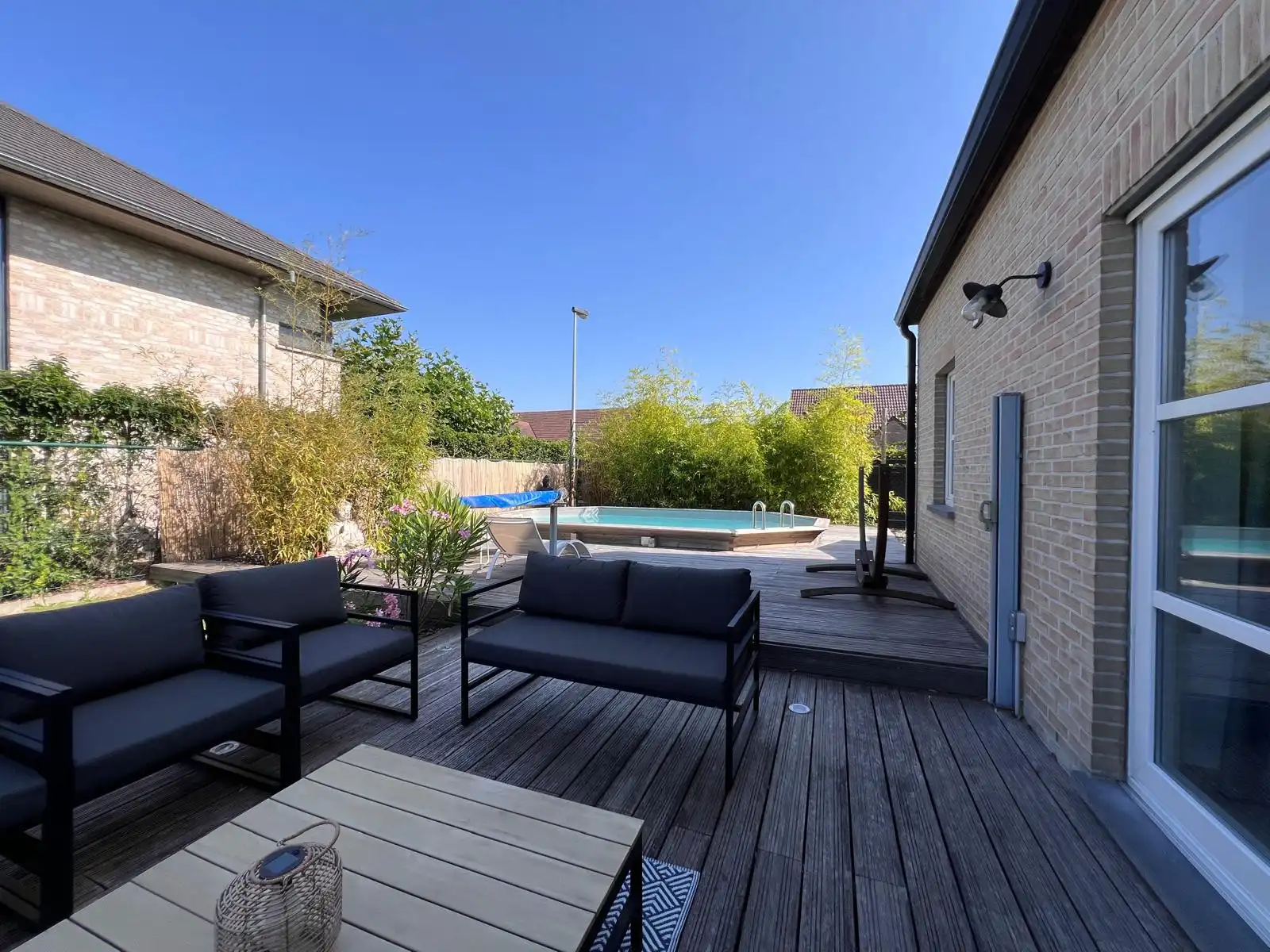 Ruime hedendaagse villa met zwembad in een gegeerde residentiële omgeving foto 2