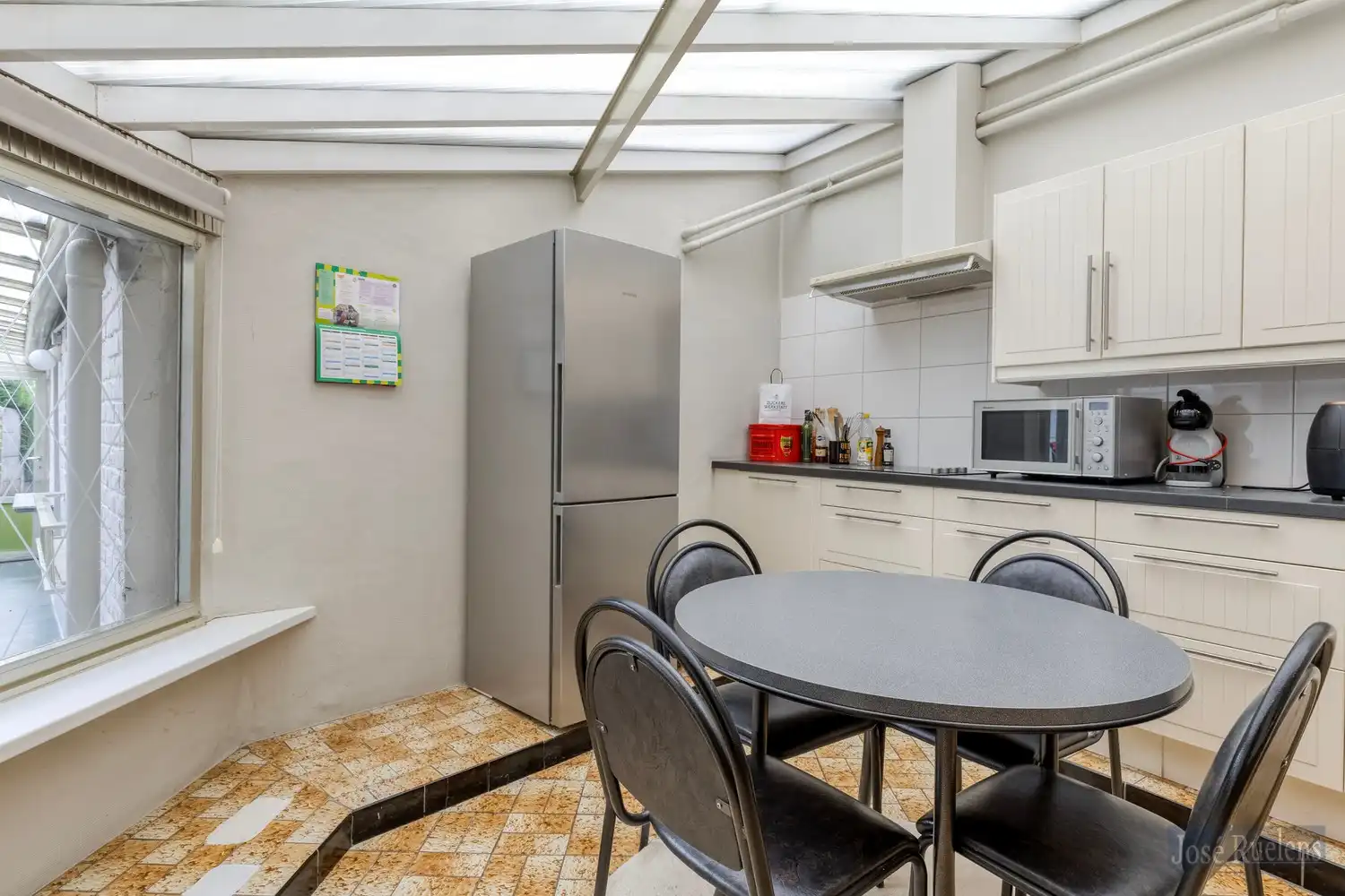 Goede gelegen gezinswoning met zij-ingang en grote tuin. foto 11