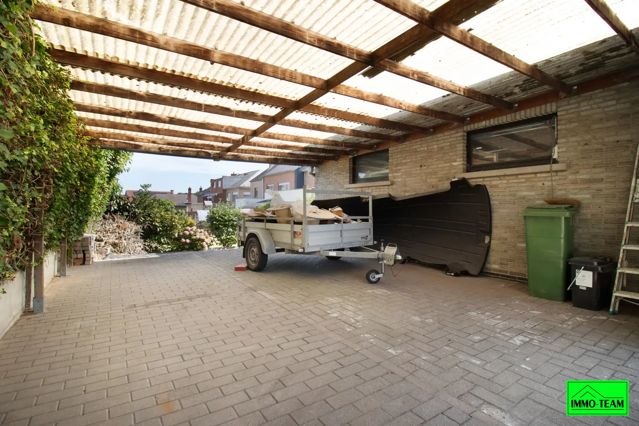 4-gevel woning in residentiële woonwijk foto 12