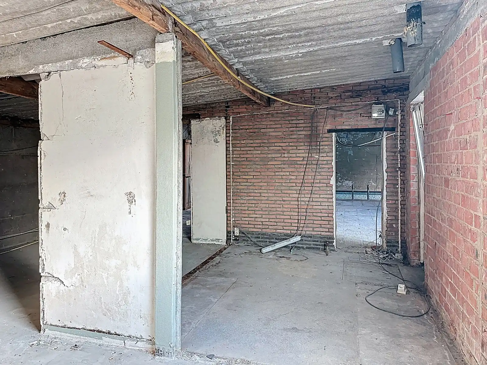 Commercieel pand in casco toestand met garage en parkings foto 7