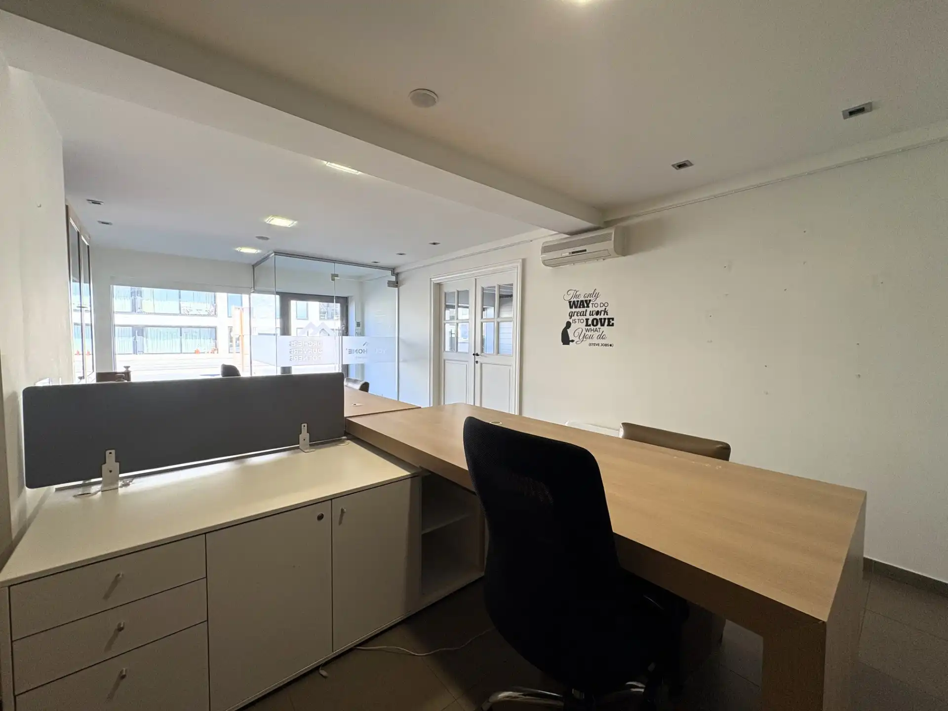 Ruime en veelzijdige handelsruimte met sterke zichtbaarheid in regio Waregem foto 5