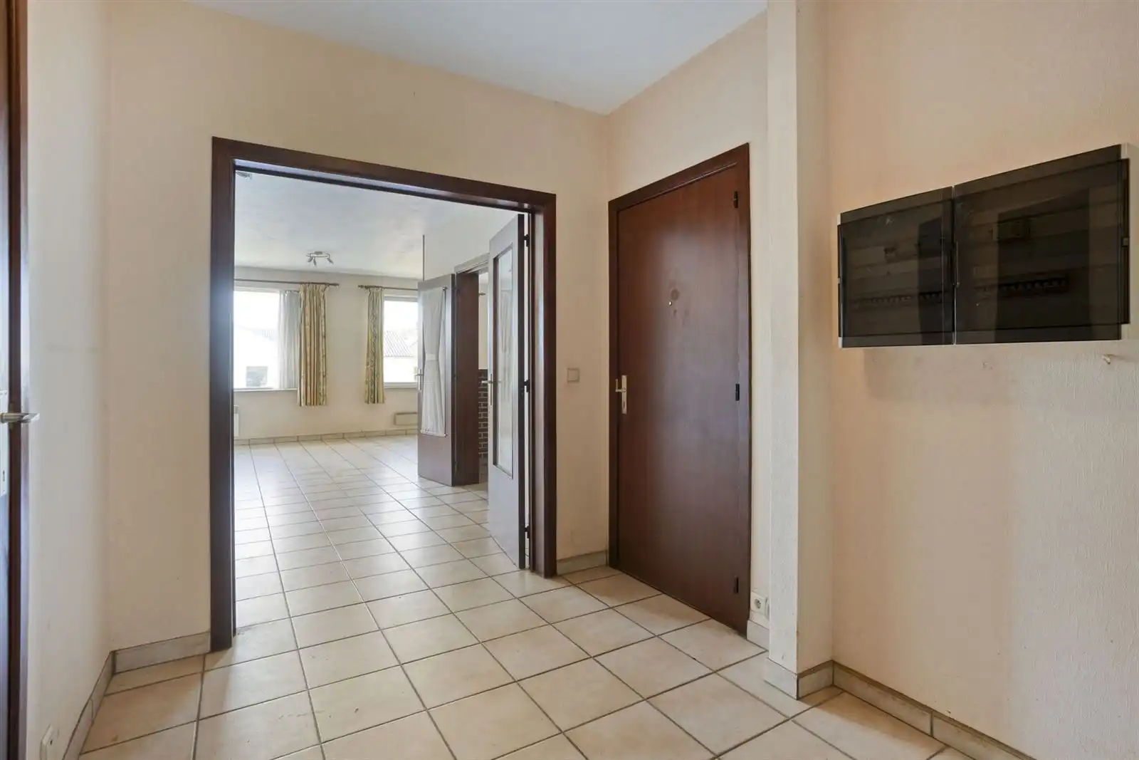 Super gelegen gelijkvloers appartement met voortuintje en garage foto 3