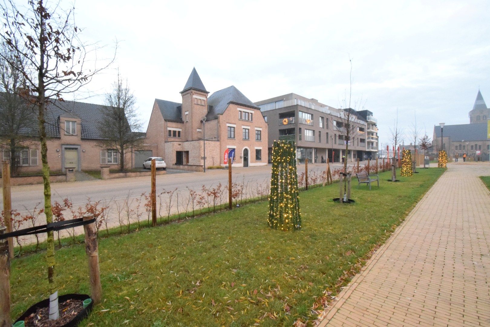 TE HUUR: Tweeslaapkamer-appartement met private berging op de Markt in Houthulst foto 2