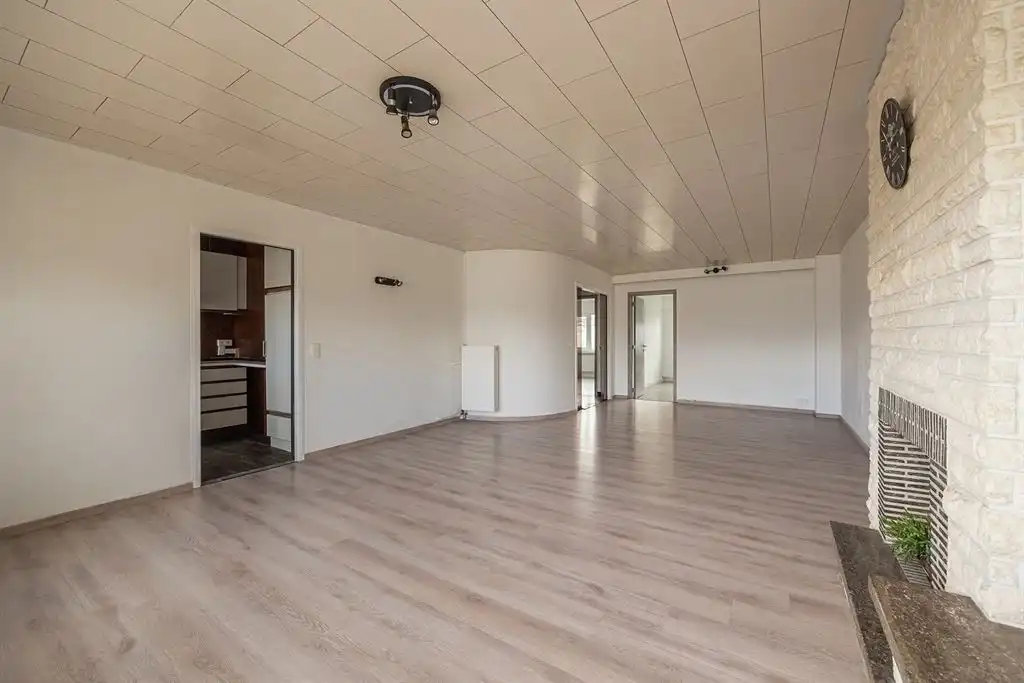 Ruim en lichtrijk appartement met 2 slaapkamers foto 3