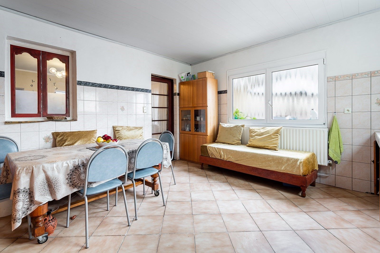 Op te frissen ruime woning met 7 slpk,3 badkamers,terras en garage foto 7