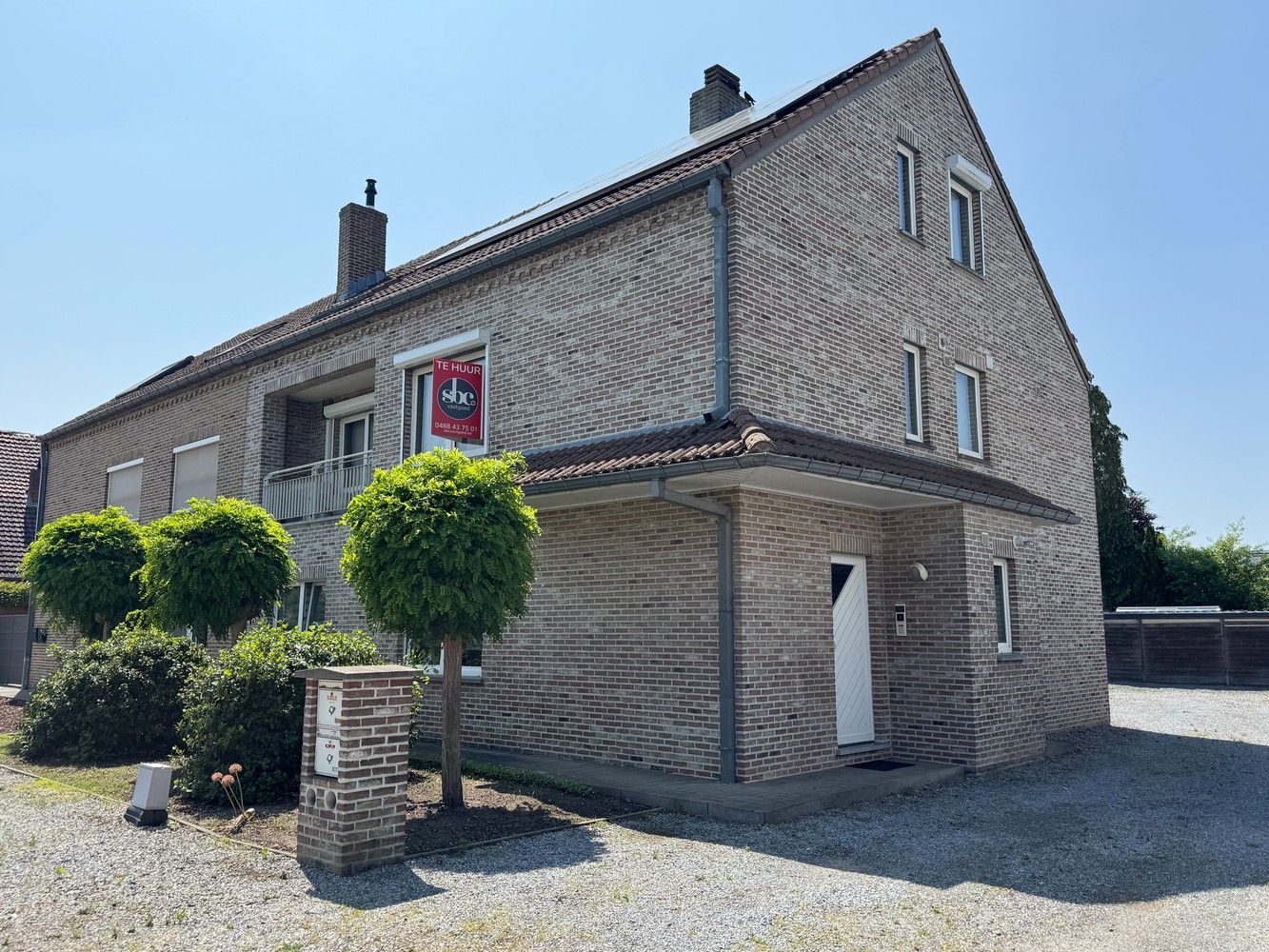 Zeer ruime huurwoning met o.a. 3 slpks en garage foto 2