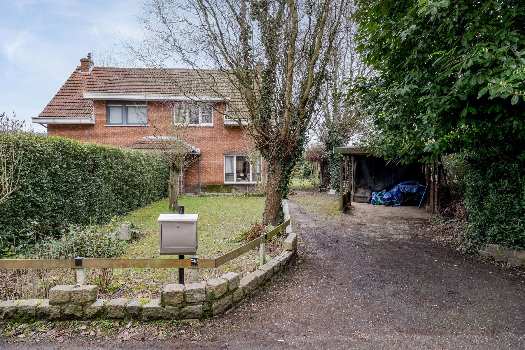 Goed gelegen woning met potentieel foto 2