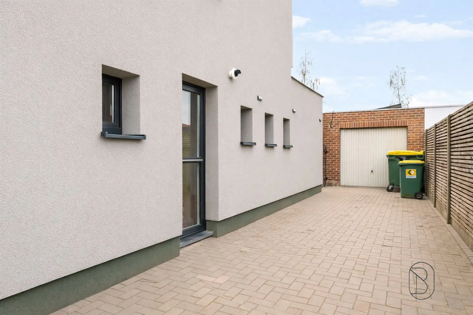Halfopen woning met garage en tuin in Harelbeke foto 2