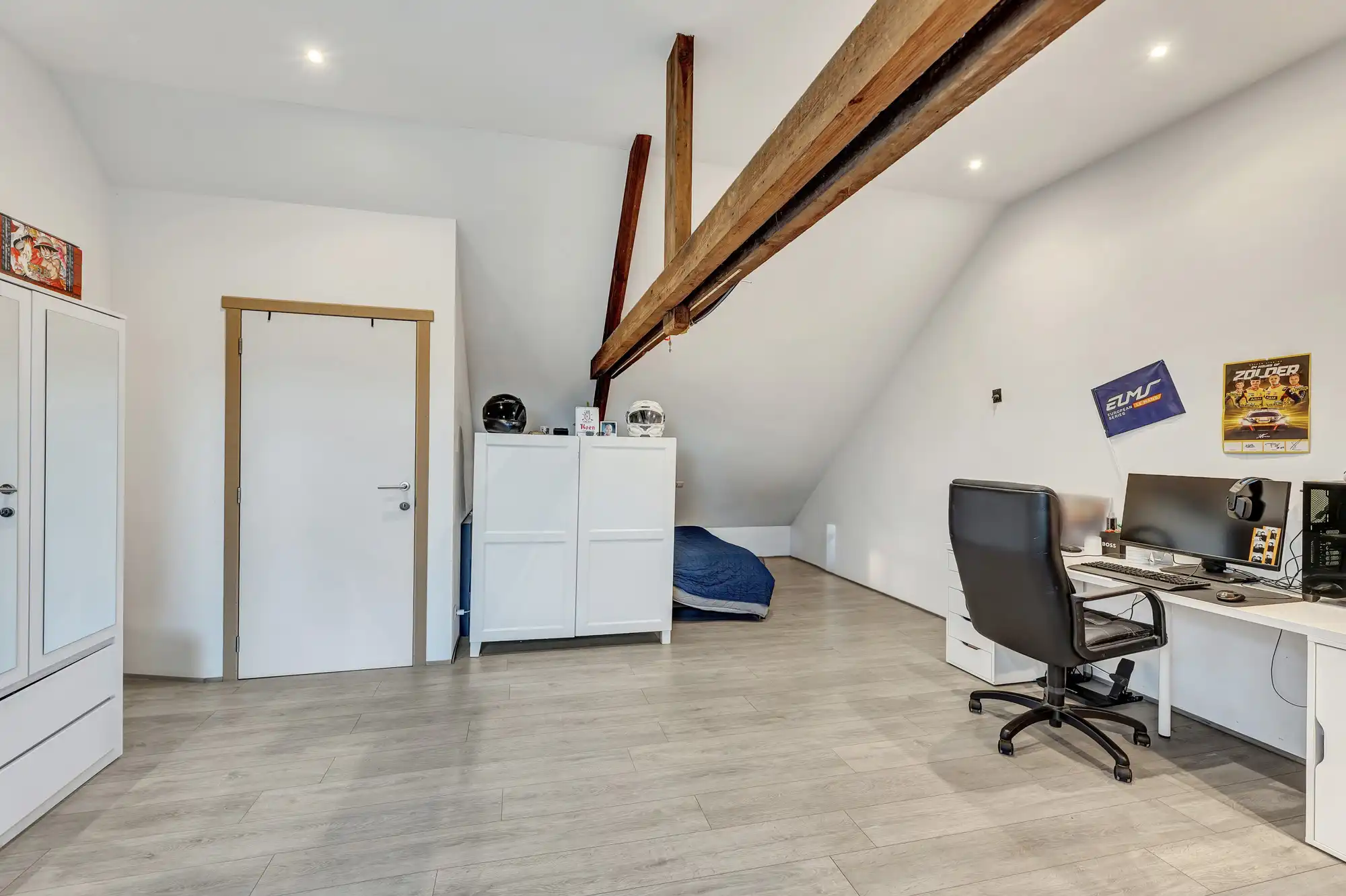 Strategisch gelegen, instapklare woning met veel potentieel foto 23