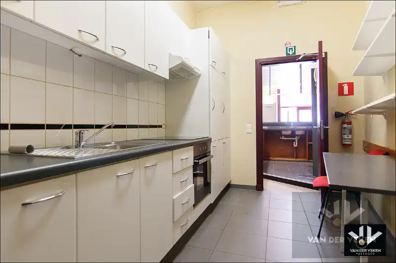 Opbrengsteigendom bestaande uit drie entiteiten: feestzaal/dienstencentrum, kantoorruimte en een duplexappartement kort aan de school en in het centrum van Paal, op een steenworp van het op- en afrittencomplex van de autosnelweg E313! foto 26