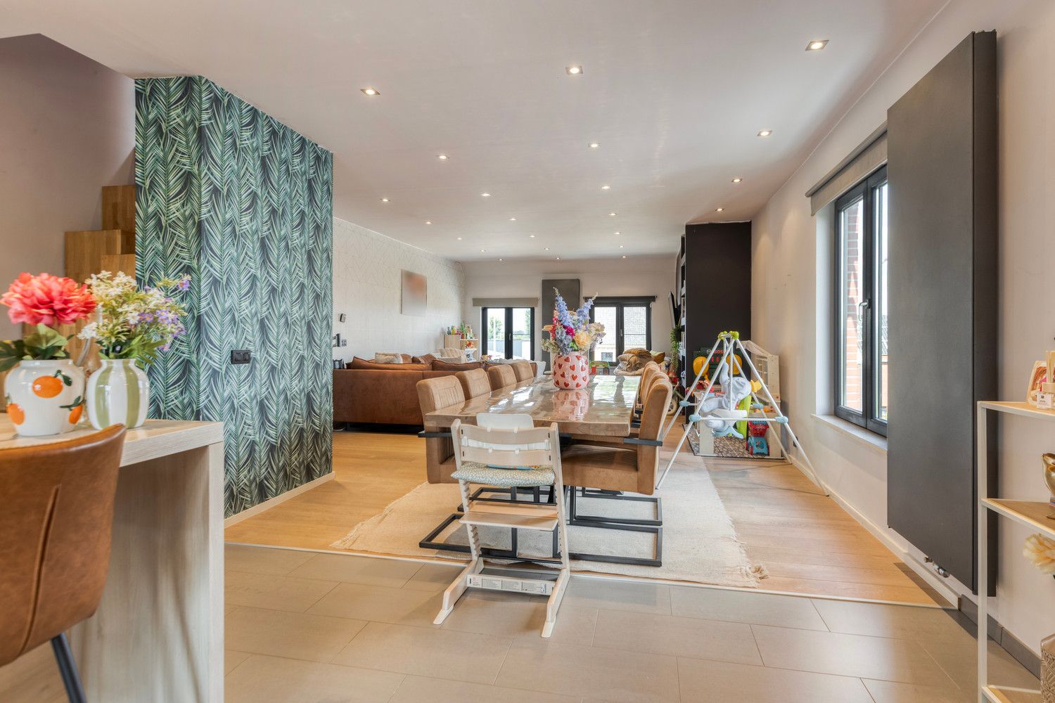 ZEER RUIM EN INSTAPKLAAR DUPLEX APPARTEMENT MET 3 SLPKS! foto {{pictureIndex}}