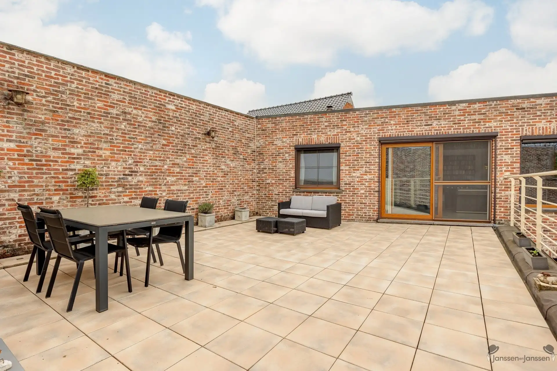 Ruime woonst met tuin en terras foto 14