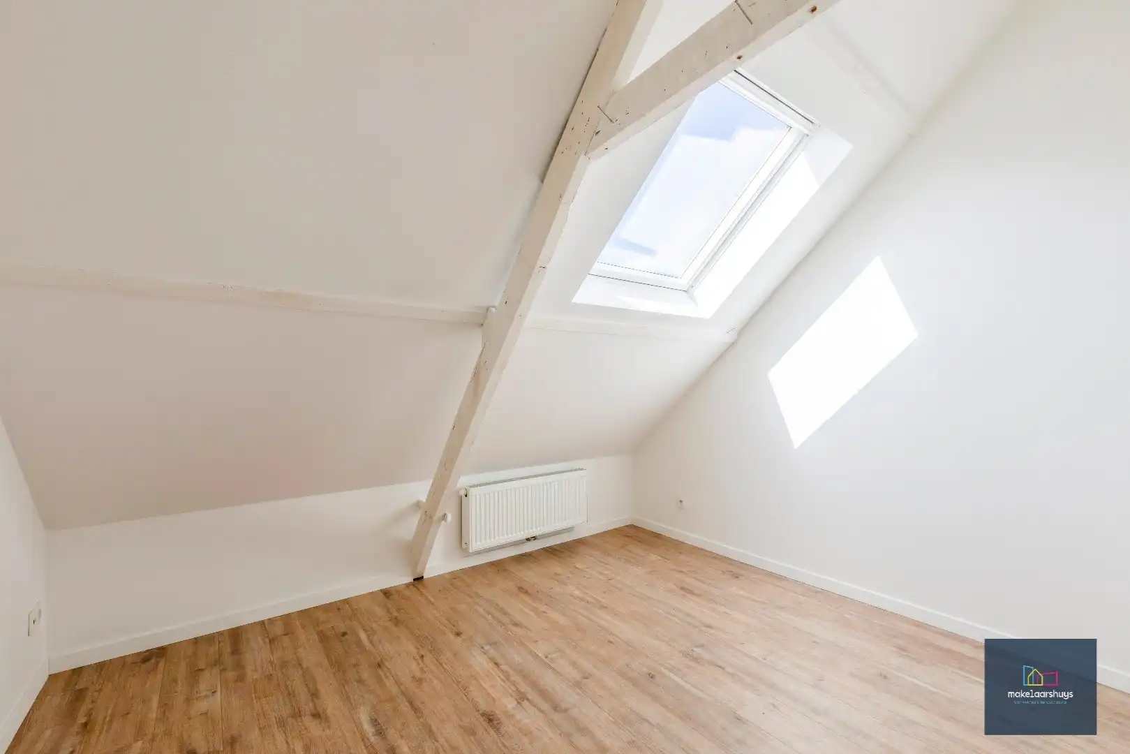 Instapklare gerenoveerde woning in rij met terras, tuin en garagebox foto 16