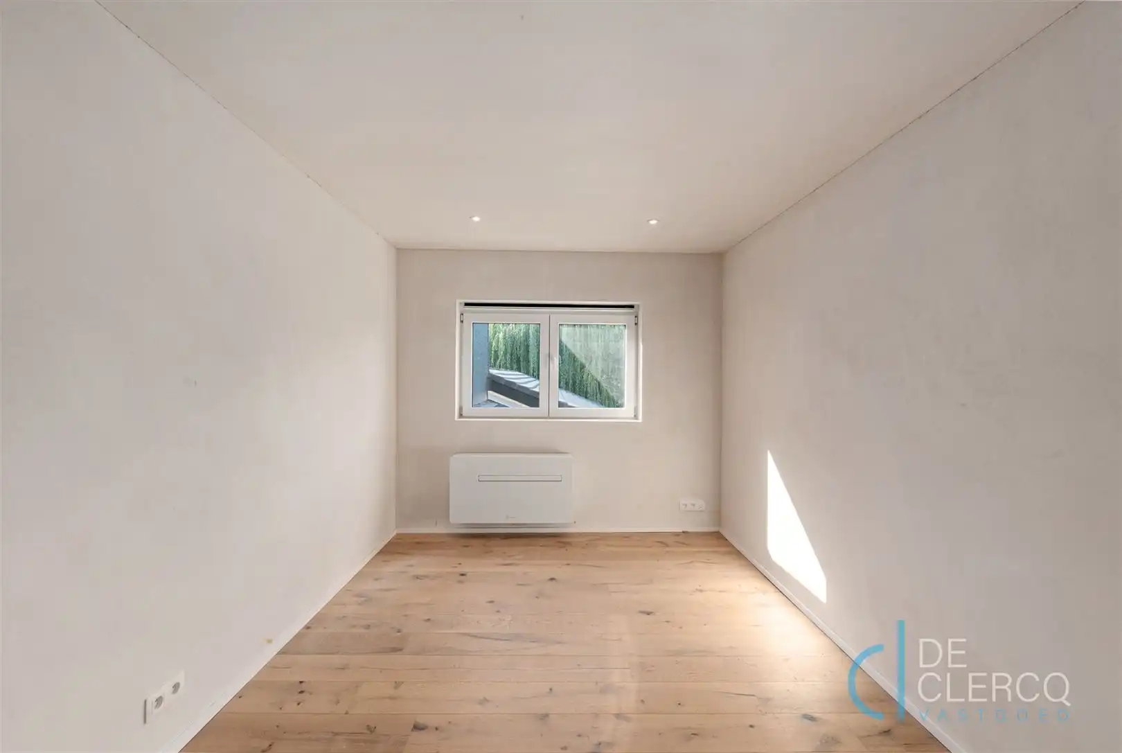 Gerenoveerde woning met oprit te koop in centrum Lochristi!  foto 9