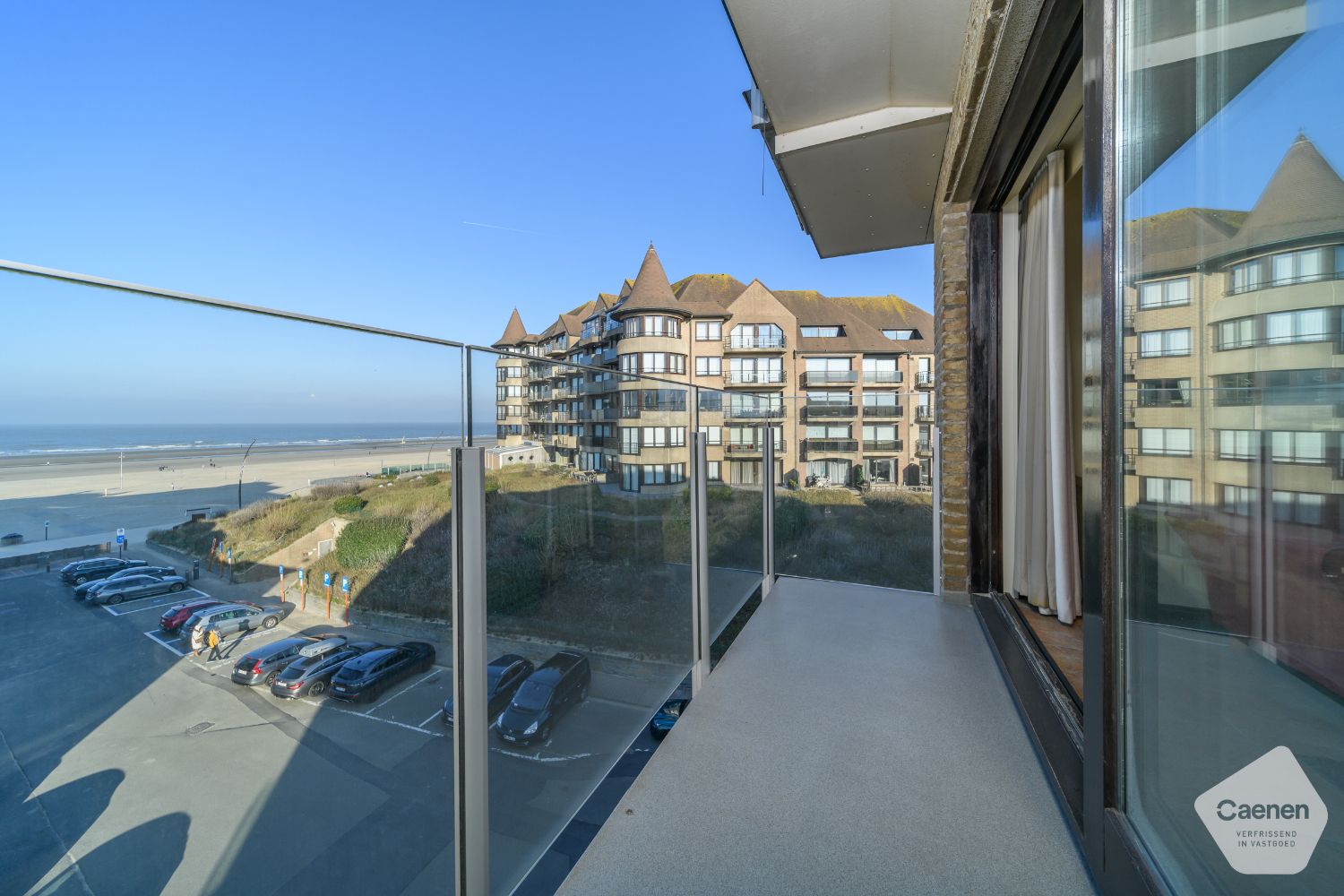 Prachtig gelegen appartement met frontaal zeezicht – 3 slaapkamers – terrassen – dubbele staanplaats & kelder inbegrepen foto {{pictureIndex}}