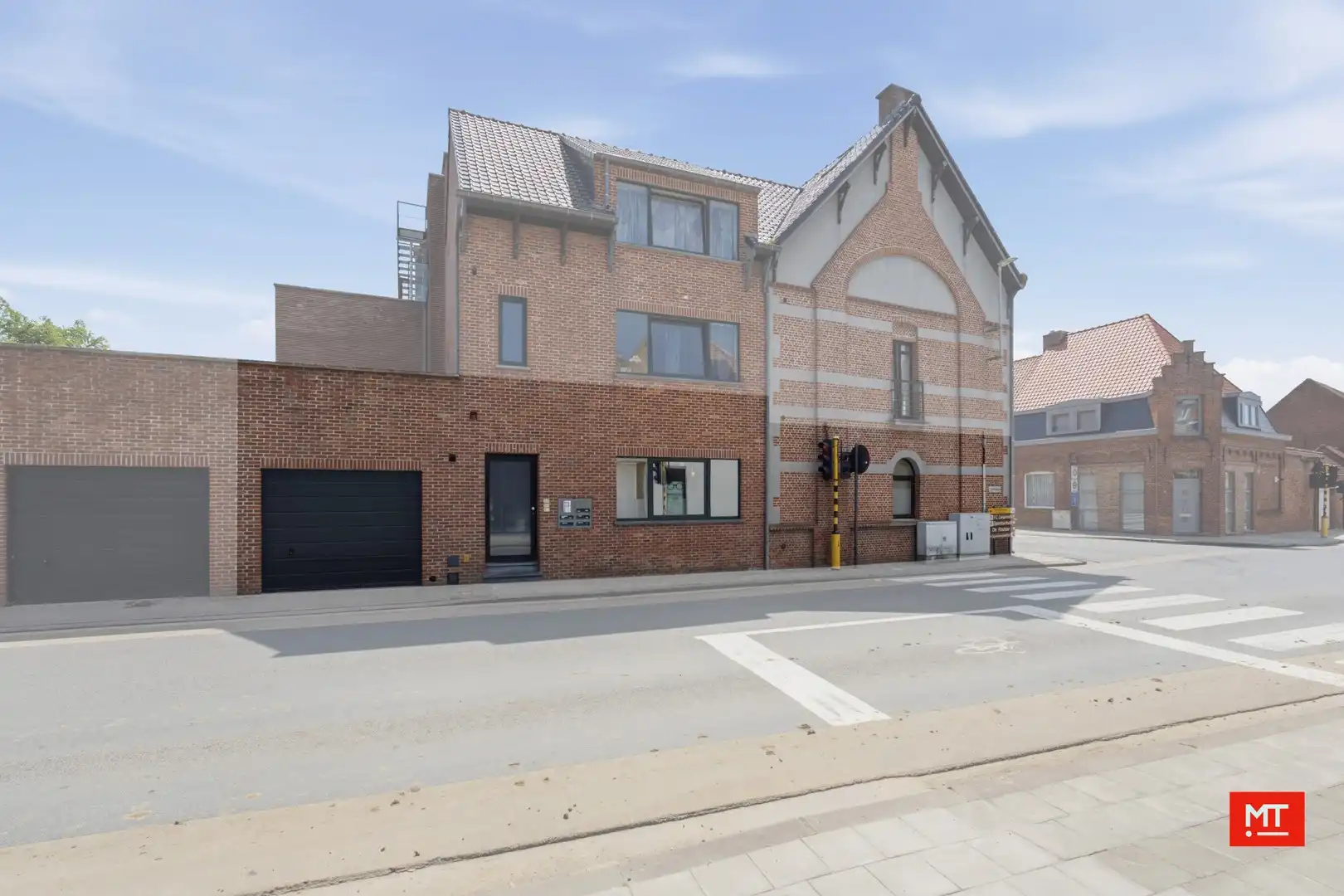 Gelijkvloers twee-slaapkamerappartement met garage te koop in het centrum van Langemark foto 2