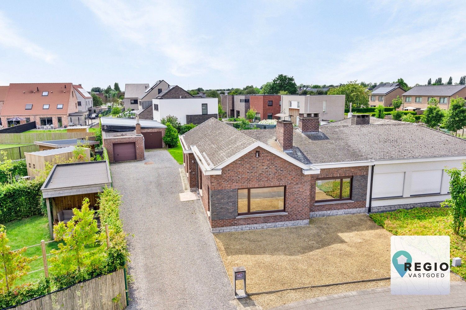 Lichtrijke half-open gezinswoning met ruim bijgebouw te Landegem foto 2