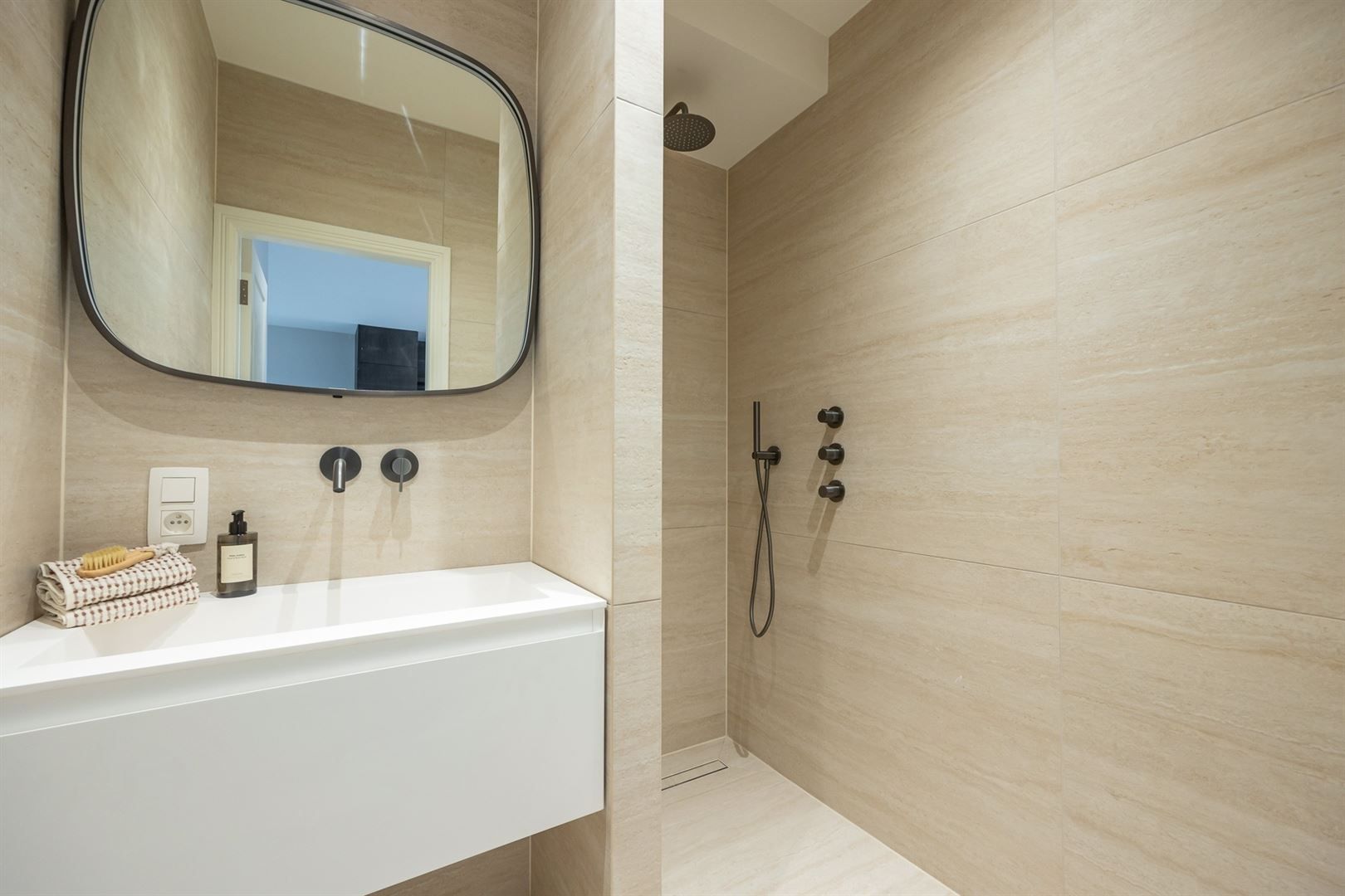 Renovatieproject met leuk terras foto 11