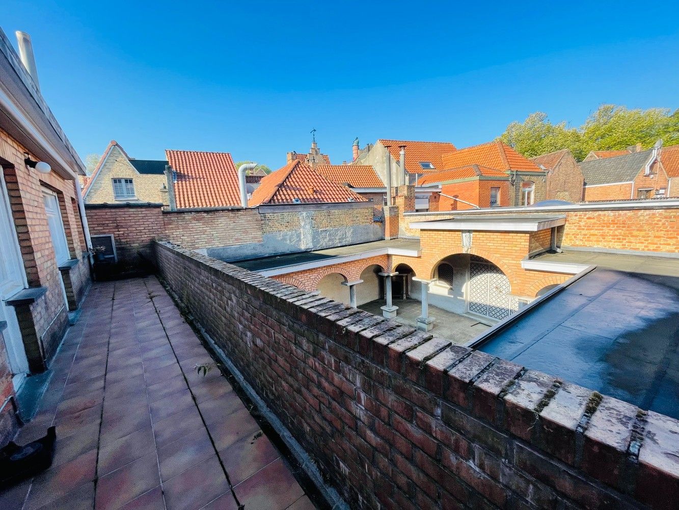 Hartje Brugge  TOP  TOERISTISCHE LIGGING , in de GOUDEN DRIEHOEK, Uitzonderlijk HANDELSPAND ( gevelbreedte 11 meter)                          LICHTRIJKE WINKELRUIMTE ,uitgevend op  Exclusieve STADSPATIO met overdekte rondgang van 105m²+ GARAGE van 30 m² UNIEK  IN BRUGGE op dergelijke ligging ! ERBOVEN lichtrijk ruim APPARTEMENT met zonneterras, foto 31