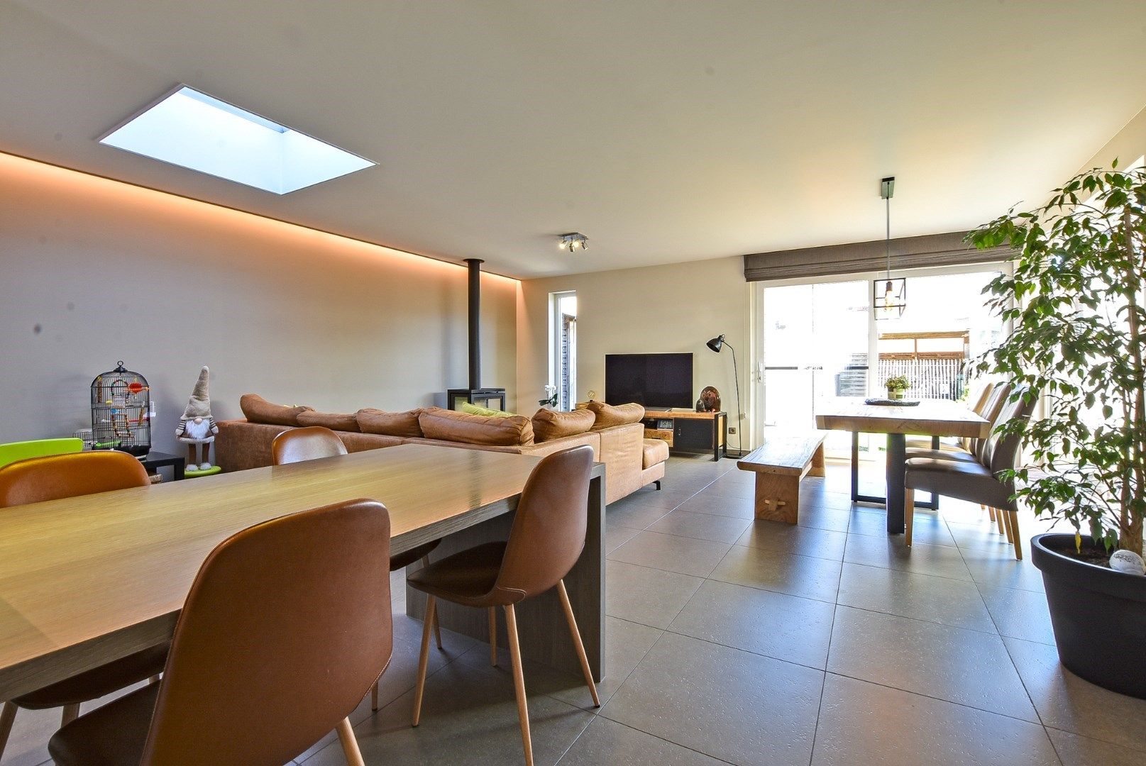 Stijlvol gerenoveerde woning met 4/5 slaapkamers en 2 garages te Diksmuide! foto 9