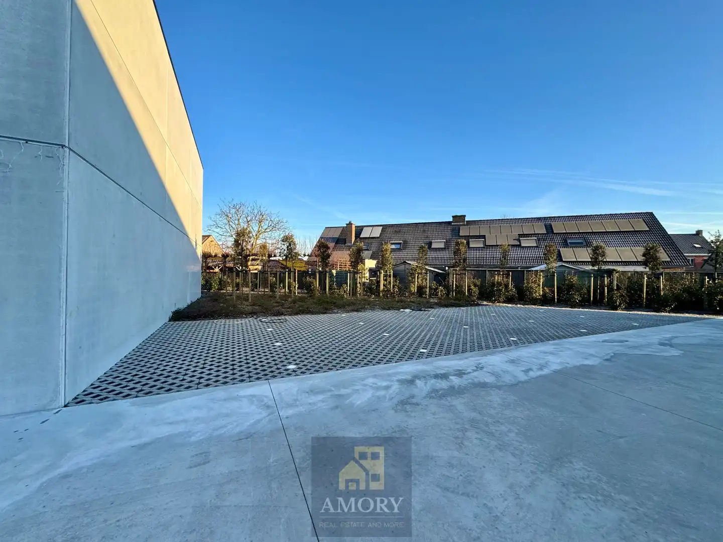 Recente KMO unit met grote etalageramen en 5 parkeerplaatsen! foto 7