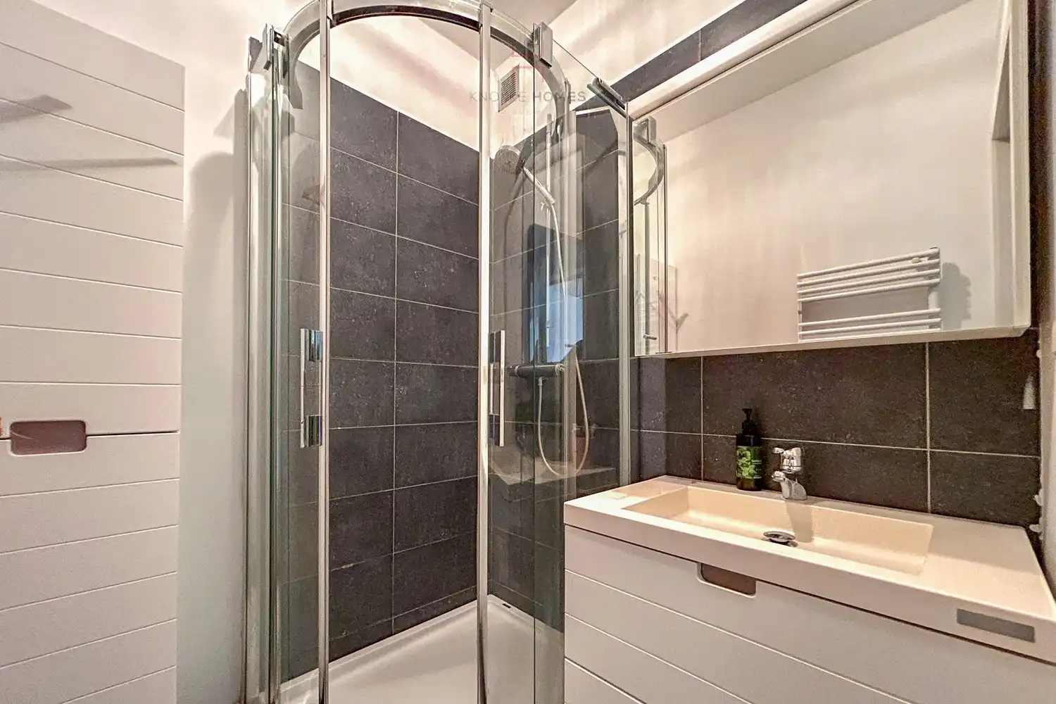 Ongemeubeld twee slaapkamer appartement in de Piers De Raveschootlaan te Knokke. foto 12