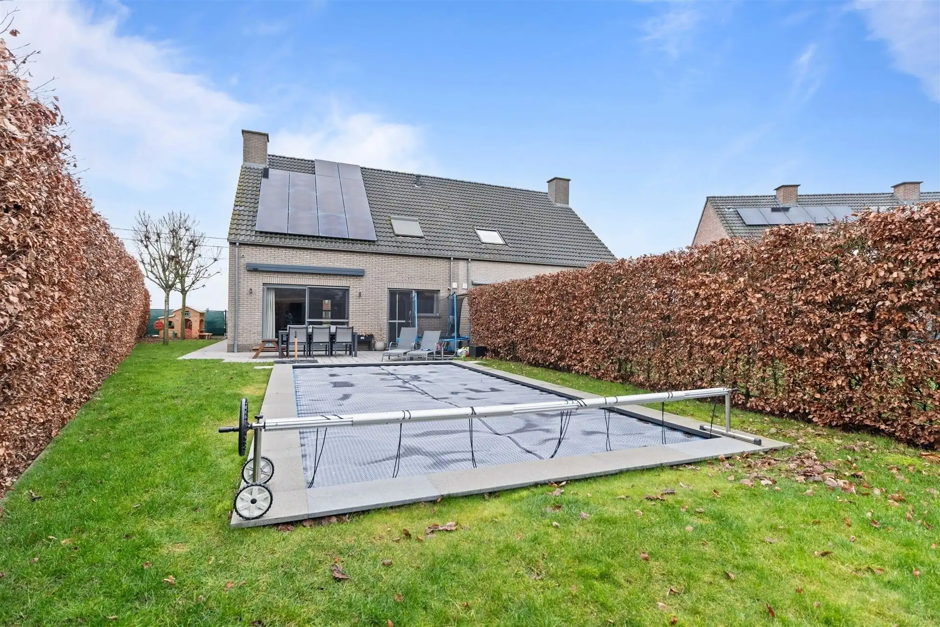 Recente halfopen bebouwing uit 2010, instapklaar met tuin en zwembad. foto 13