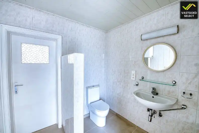 Lichtrijke woning met 2 slaapkamers, warmtepomp, zonnepanelen, parkeerplaats en tuin nabij centrum Eeklo foto 8