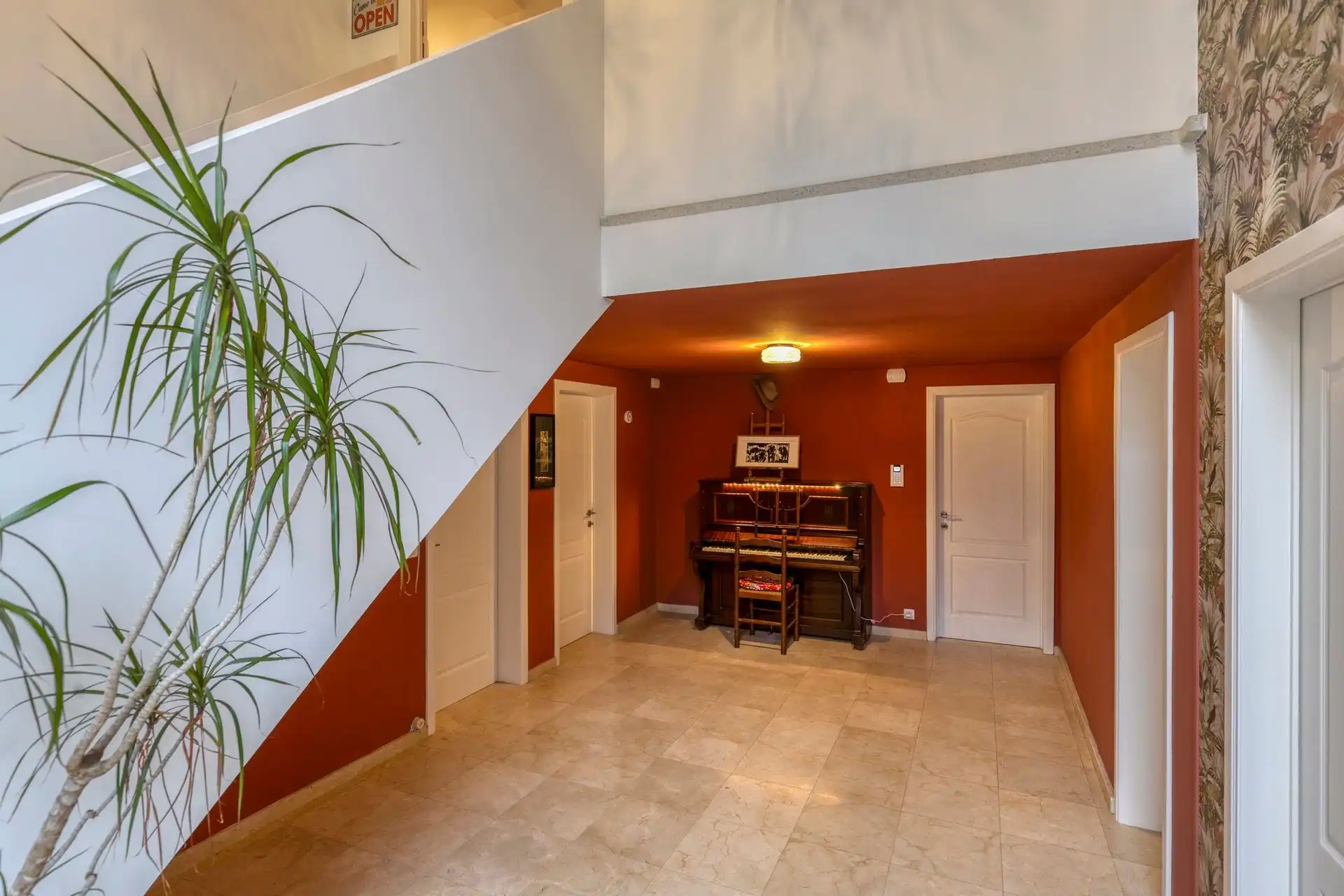 Volledig gerenoveerde hedendaagse villa ±487 m² in de Marnix wijk foto 2