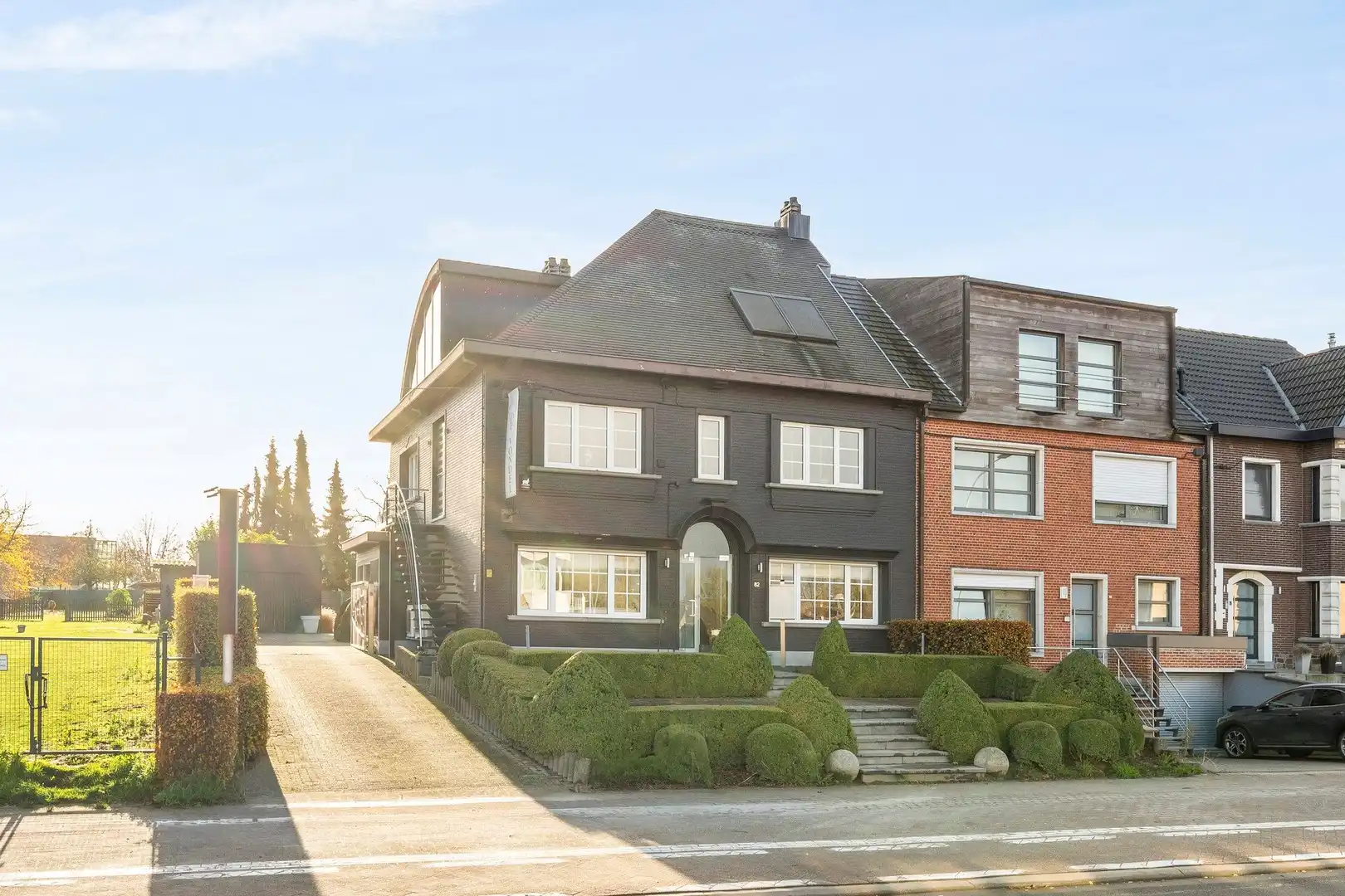 Gebouw waar het gezellige restaurant "De Vondel" is ondergebracht met woonst en voldoende parking op eigen terrein foto 2