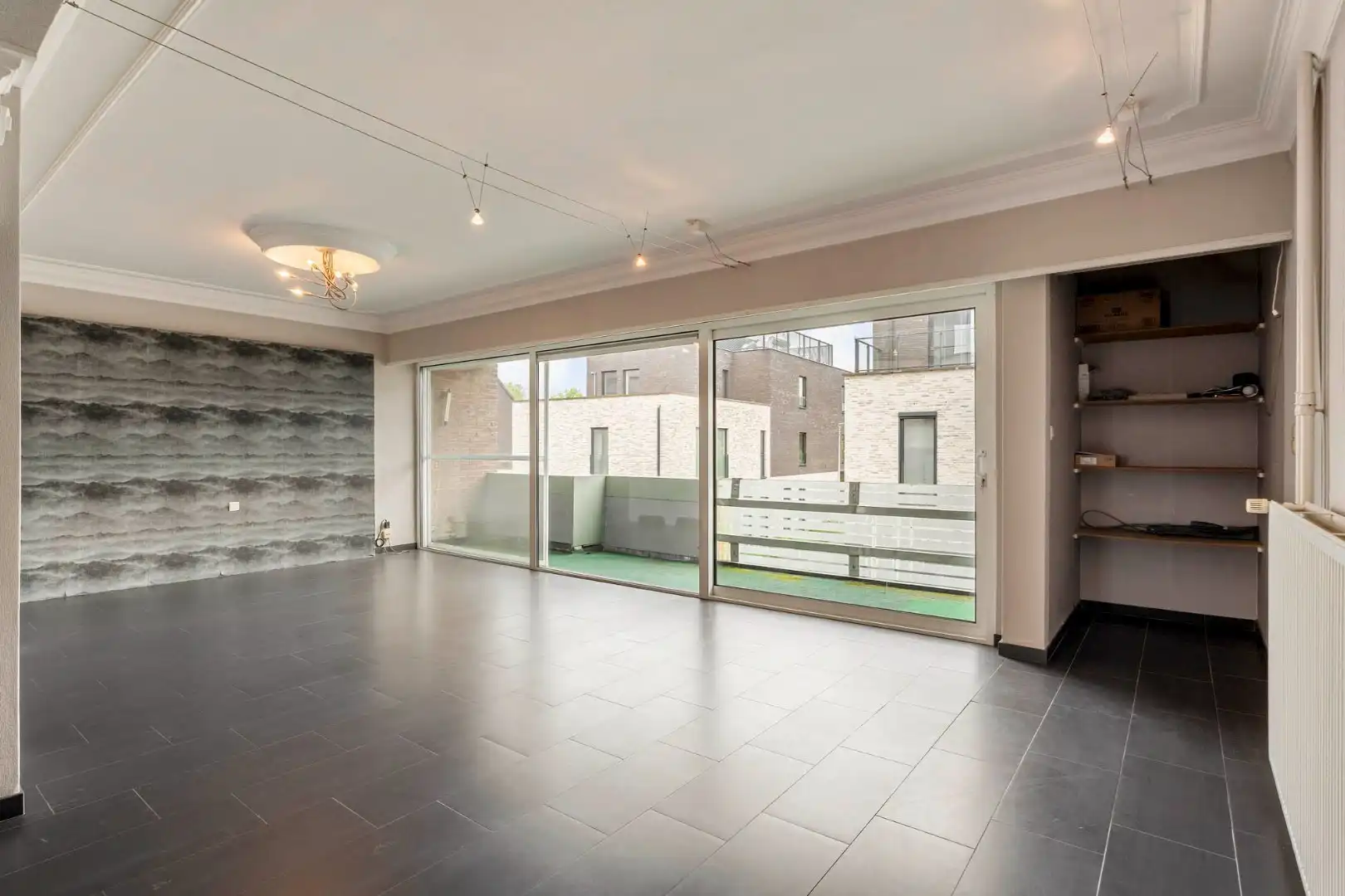 Comfortabel, zeer ruim appartement met 4 slaapkamers, terras en garage in het centrum van Neeroeteren!  foto 8
