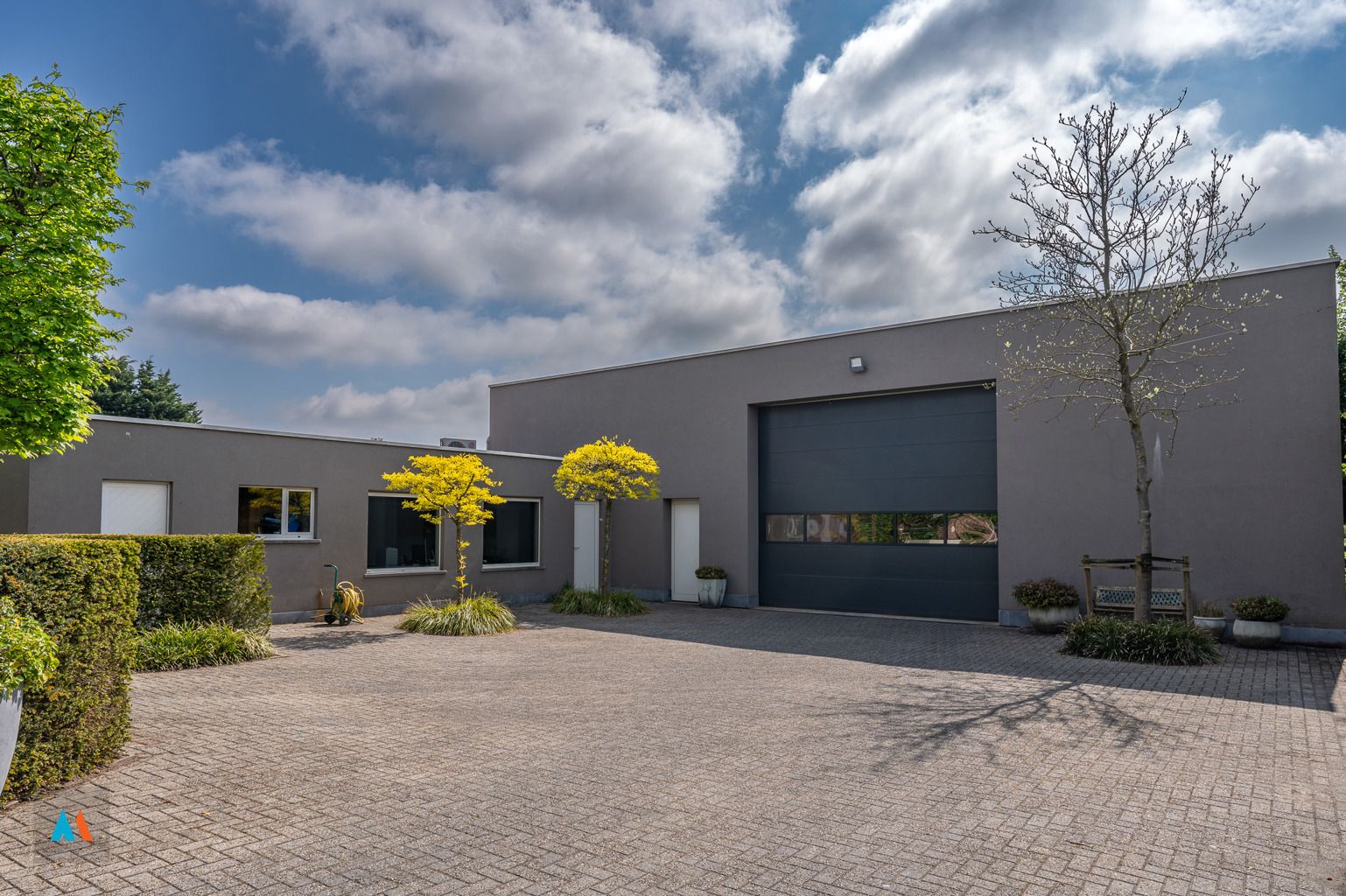 Ruim magazijn met parkeergelegenheid foto {{pictureIndex}}