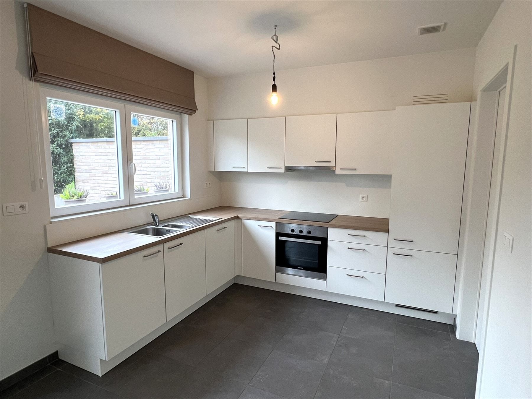 Aangename nieuwbouw woning met garage en tuin foto 3