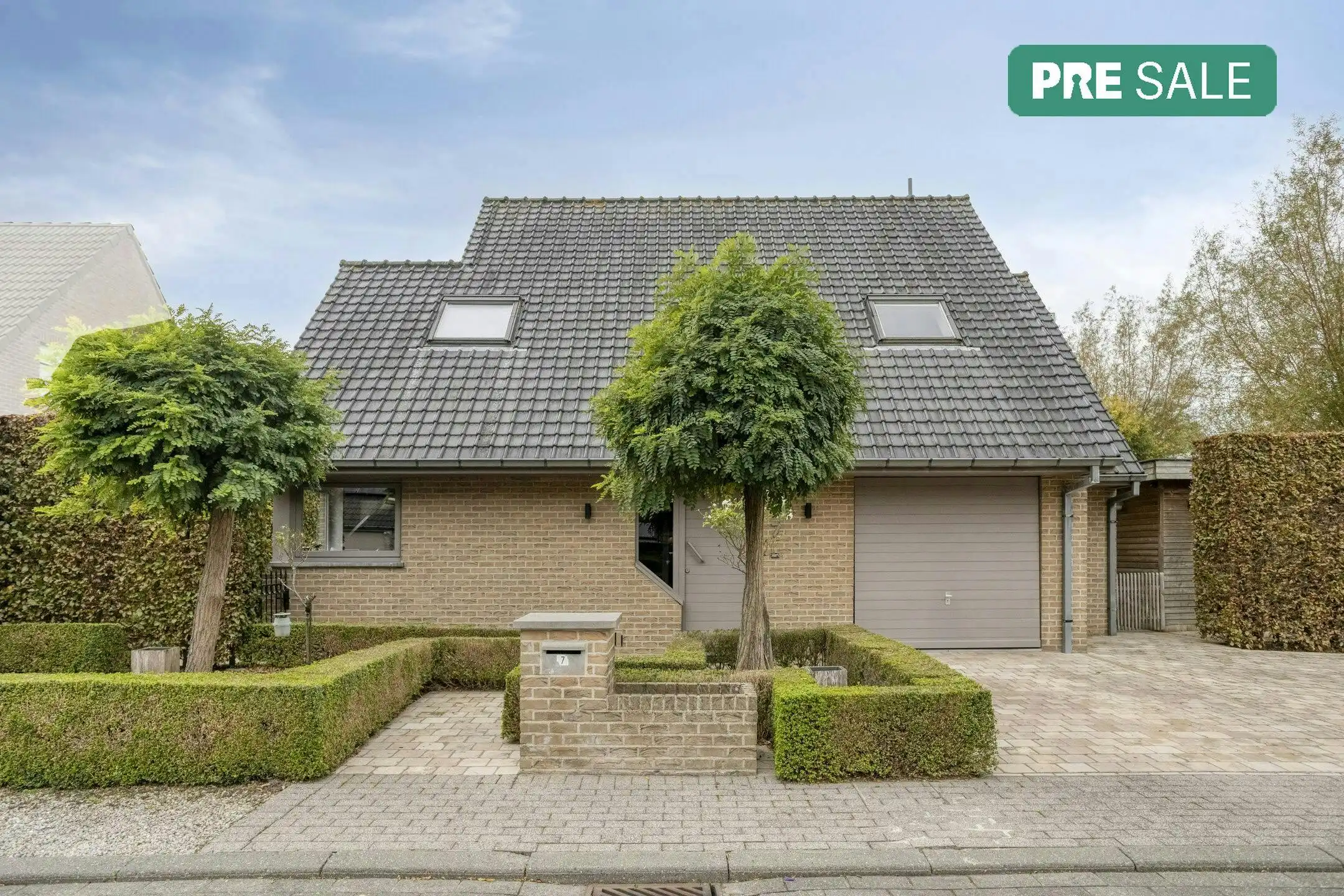 Alleenstaande woning in een rustige wijk te koop in Bissegem foto {{pictureIndex}}