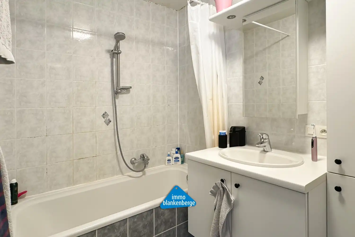 Ruim en modern appartement met twee slaapkamers foto 17