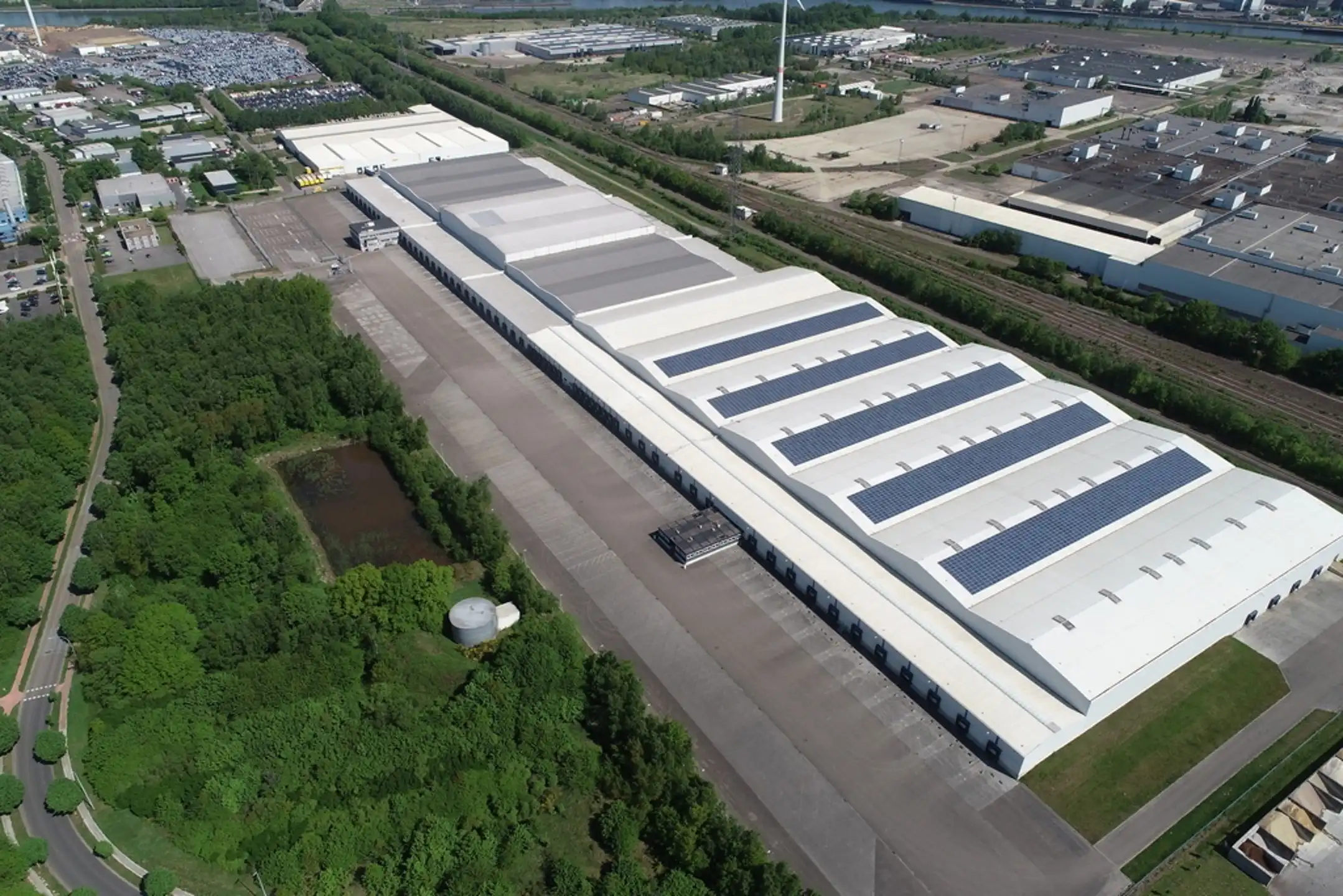 Genk: Logistieke nieuwbouw magazijnen en loskades met kantoren te huur foto {{pictureIndex}}