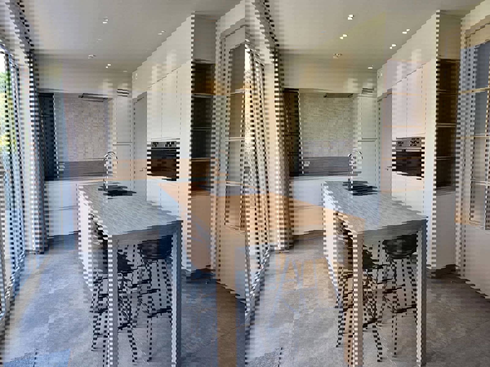 Prachtige open bebouwing met 4 slaapkamers en 2 badkamers foto 6