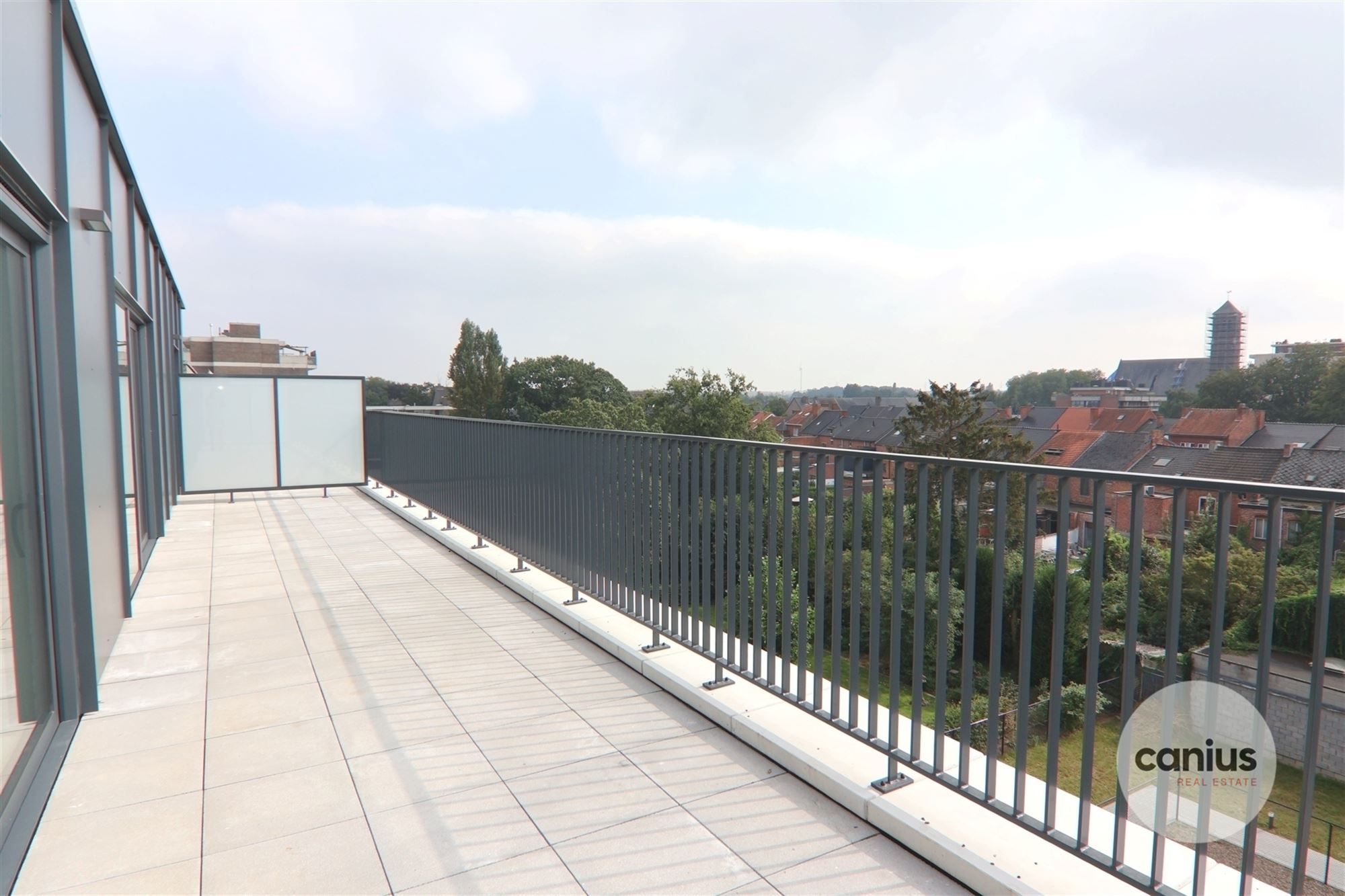 GESCHILDERDE PENTHOUSE IN HARTJE HASSELT MET 2 SLKS + 2 TERRASSEN & PARKING foto 6